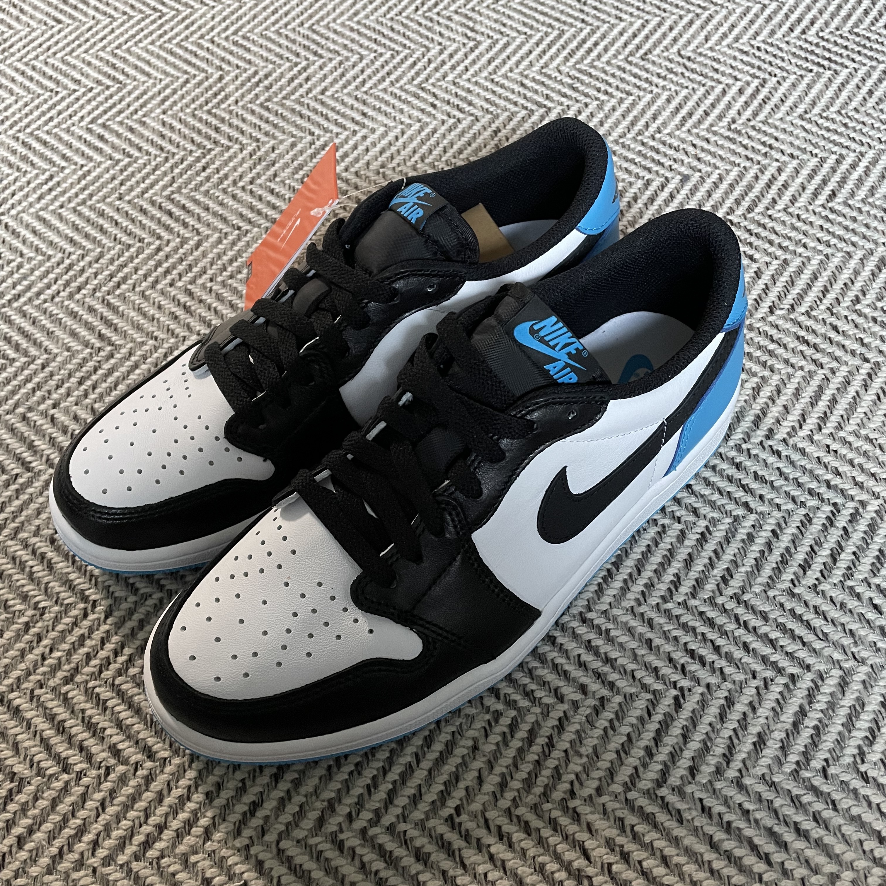 Jordan 1 Retro Low OG Black and Dark Powder Blue 착용 스타일