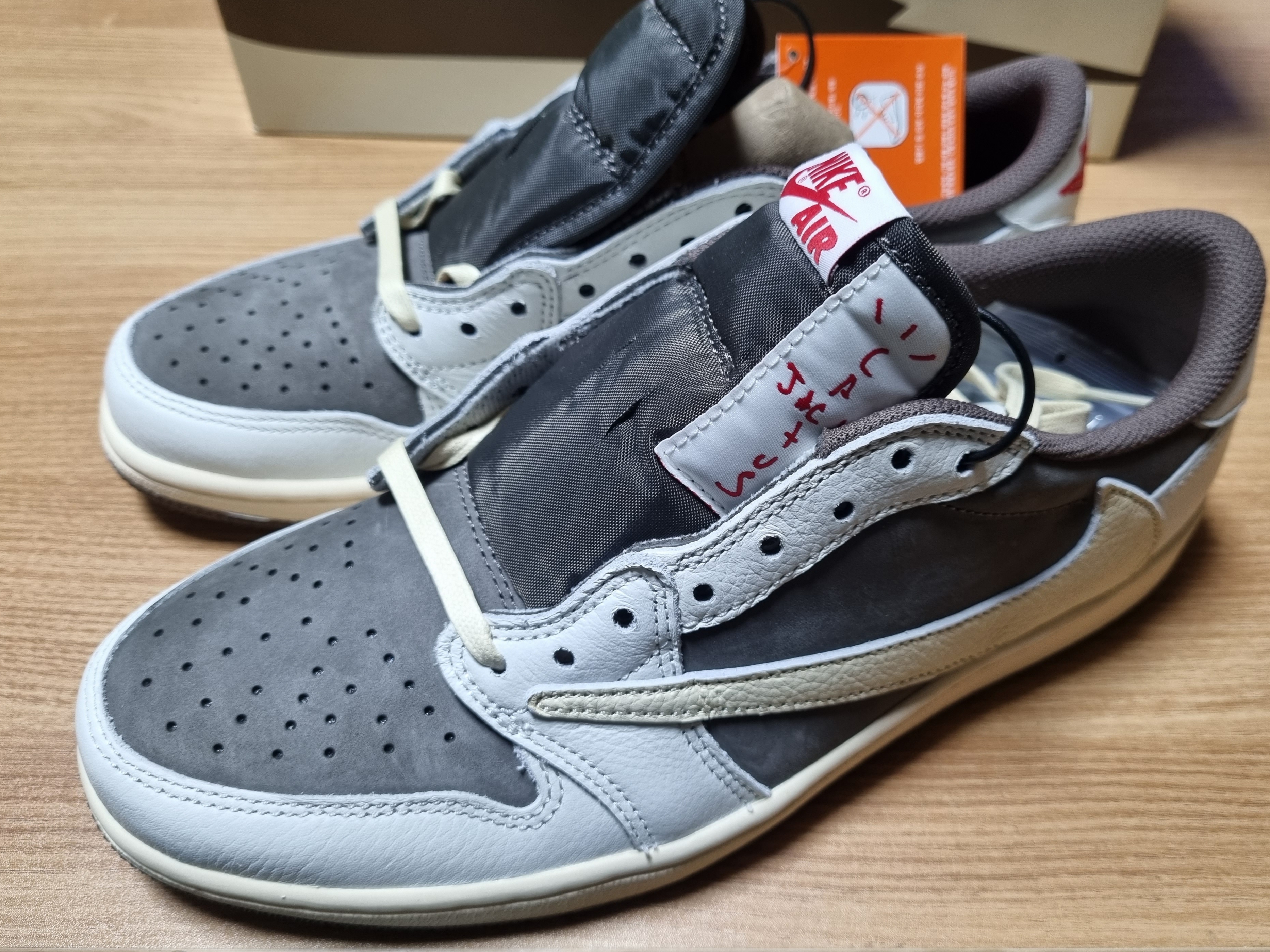 Jordan 1 x Travis Scott Retro Low OG SP Sail and Ridgerock 착용 스타일