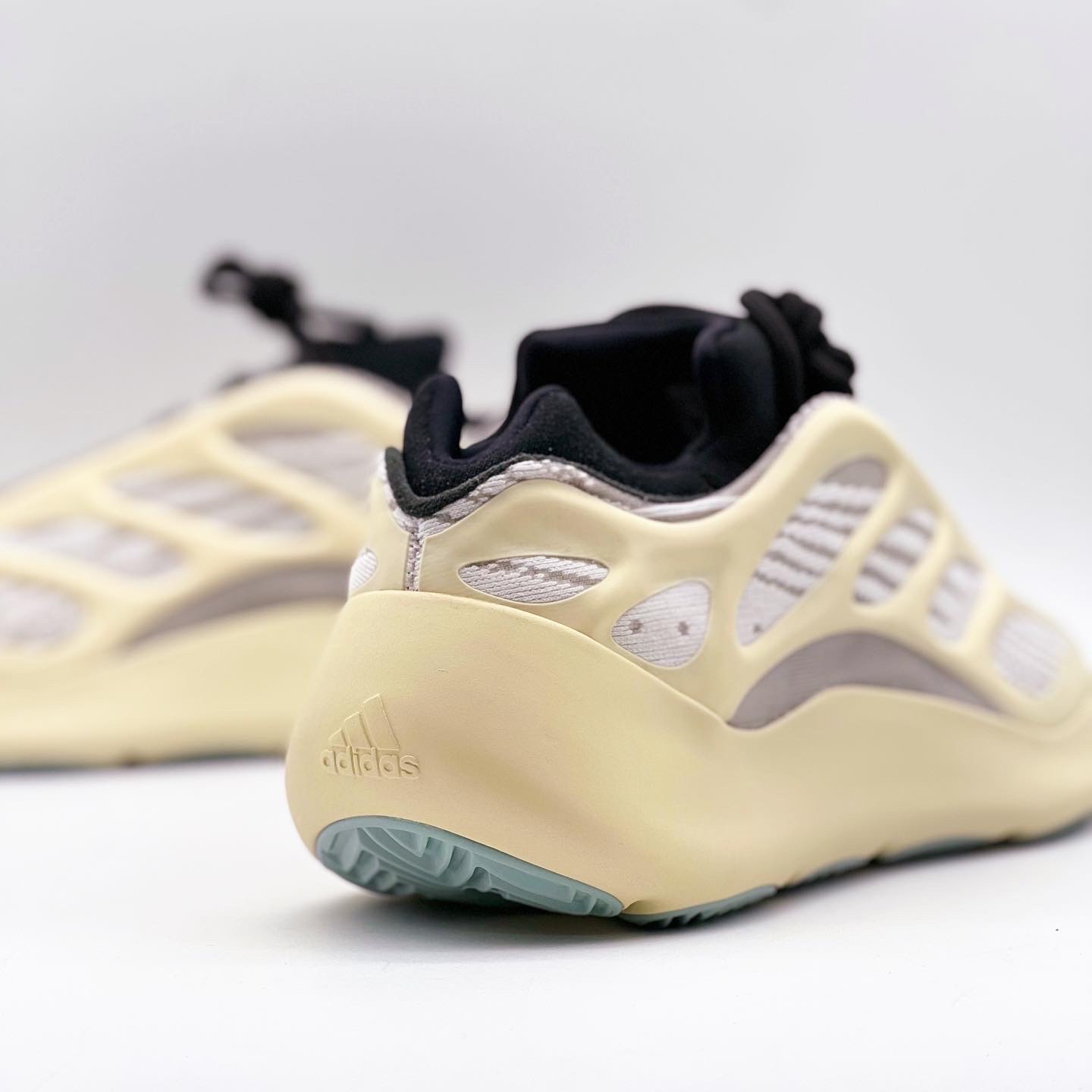 Adidas Yeezy 700 V3 Azael 2022/2023 착용 스타일 - 3