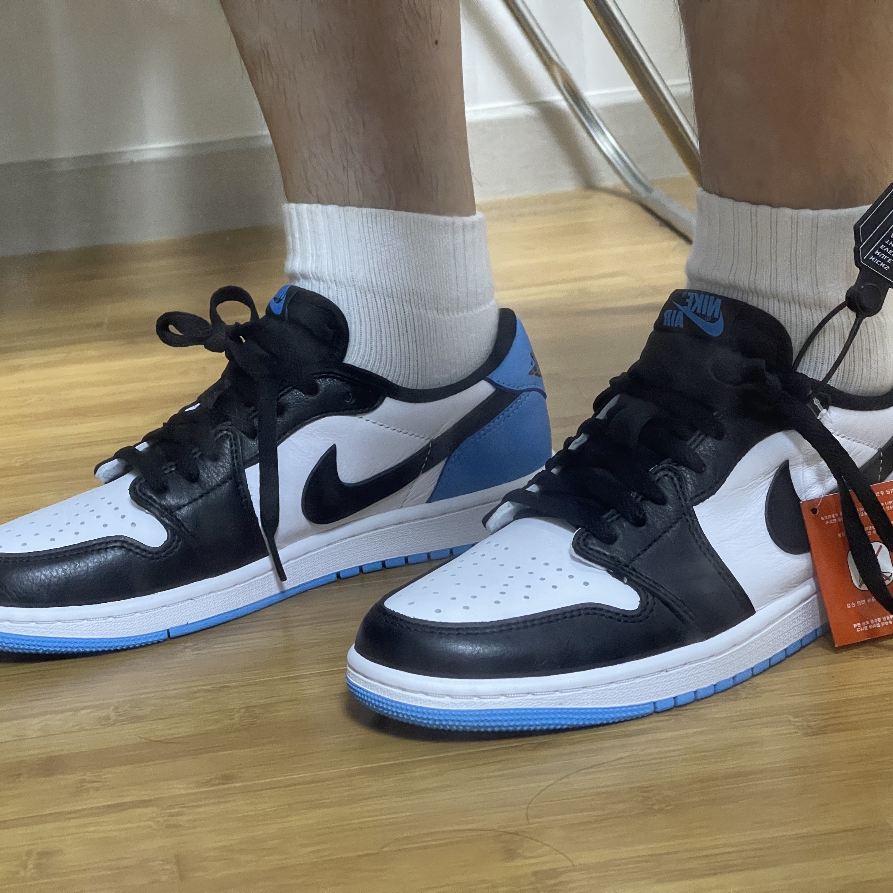 Jordan 1 Retro Low OG Black and Dark Powder Blue 착용 스타일 - 4