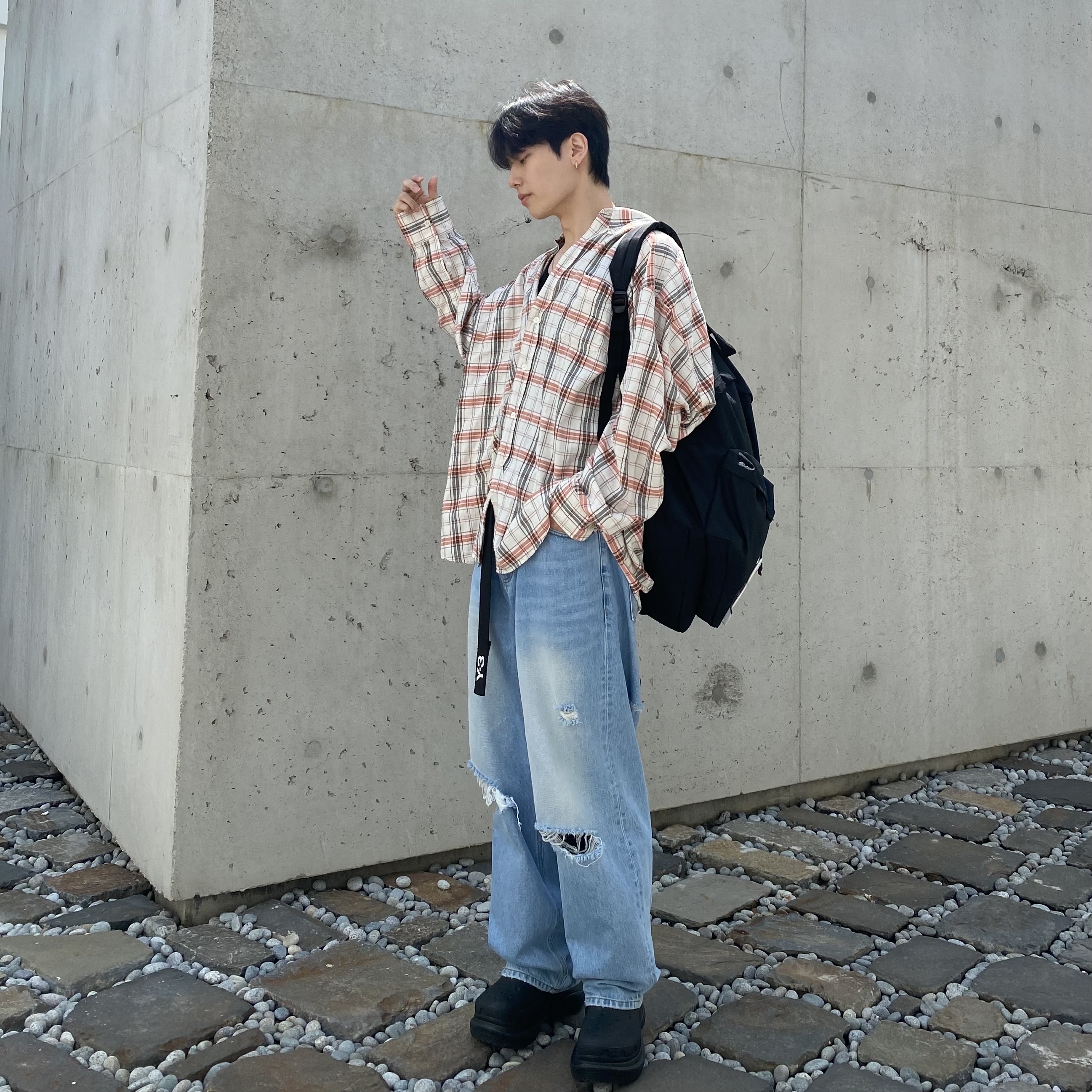 Balenciaga x Crocs Rubber Boot Black, Our Legacy Borrowed BD Shirt Off White Orange Memory Check 착용 스타일 - 2