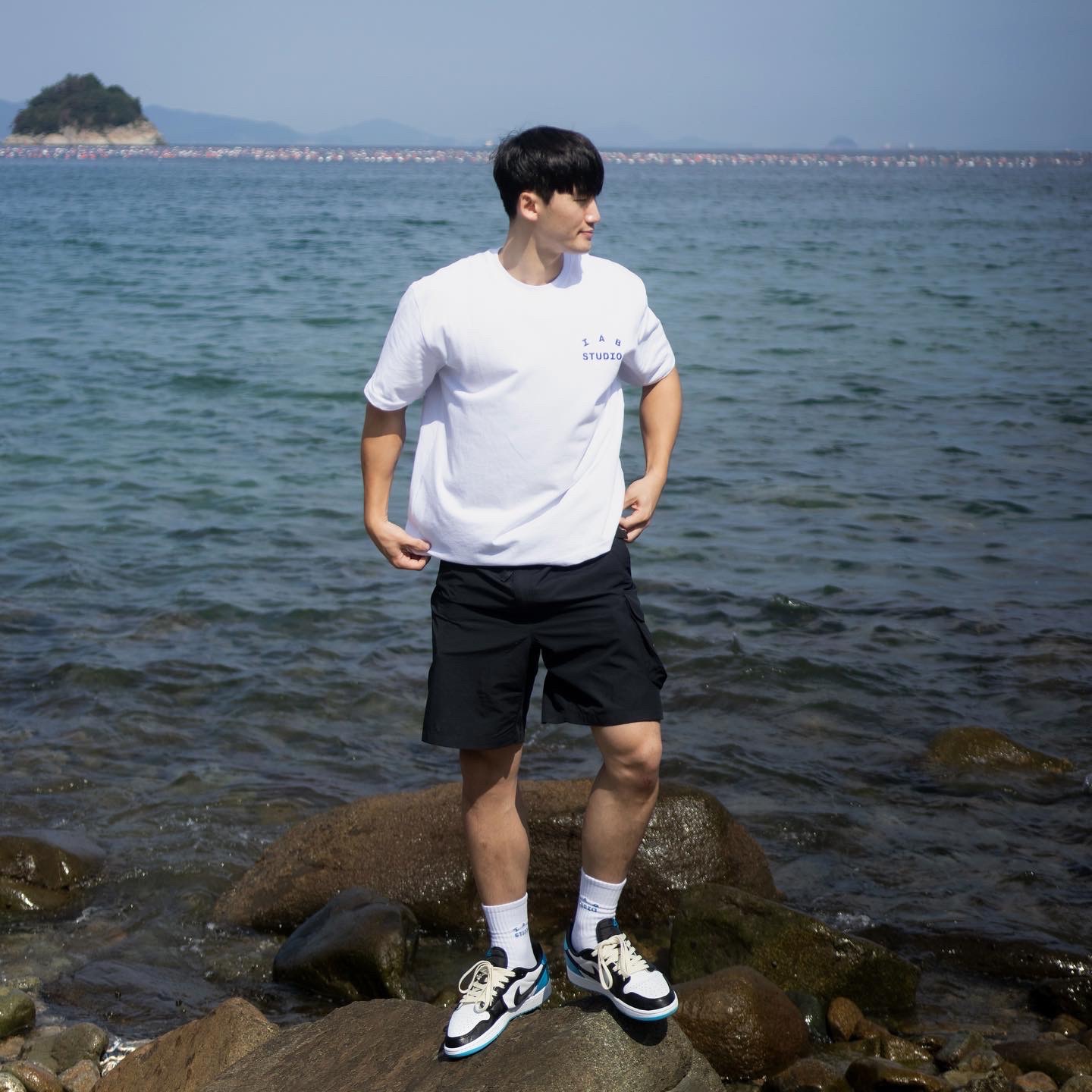 IAB Studio T-Shirt White Navy - 22FW, IAB Studio Socks White Set 착용 스타일 - 1