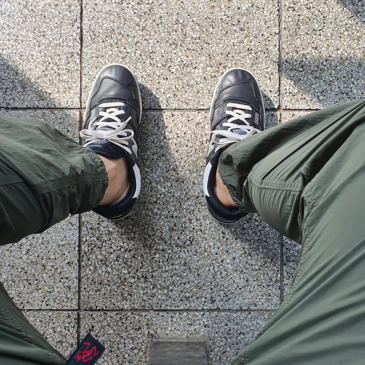 New Balance 550 Black Grey - 2E Wide 착용 스타일 - 1