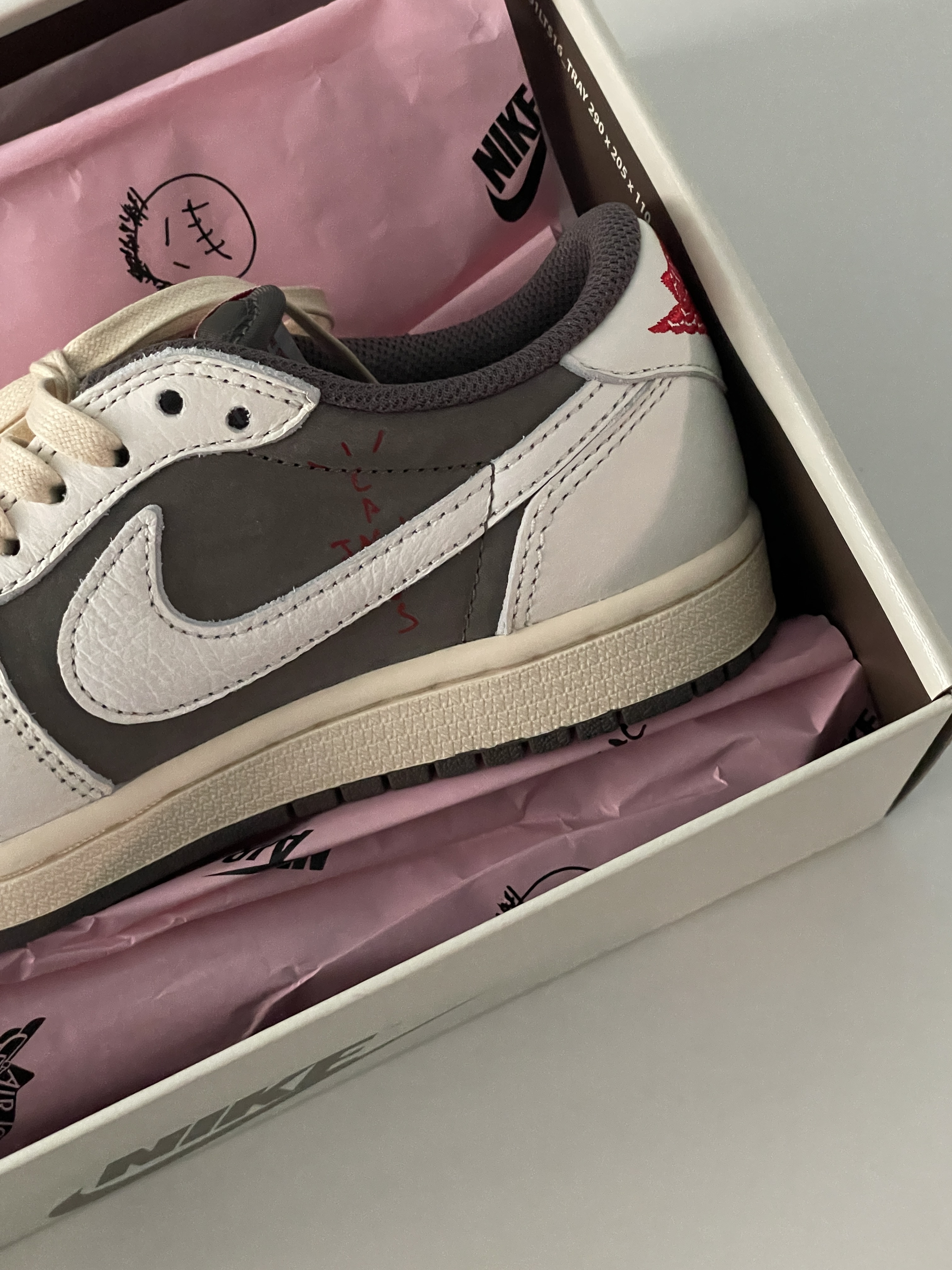 Jordan 1 x Travis Scott Retro Low OG SP Sail and Ridgerock 착용 스타일 - 5