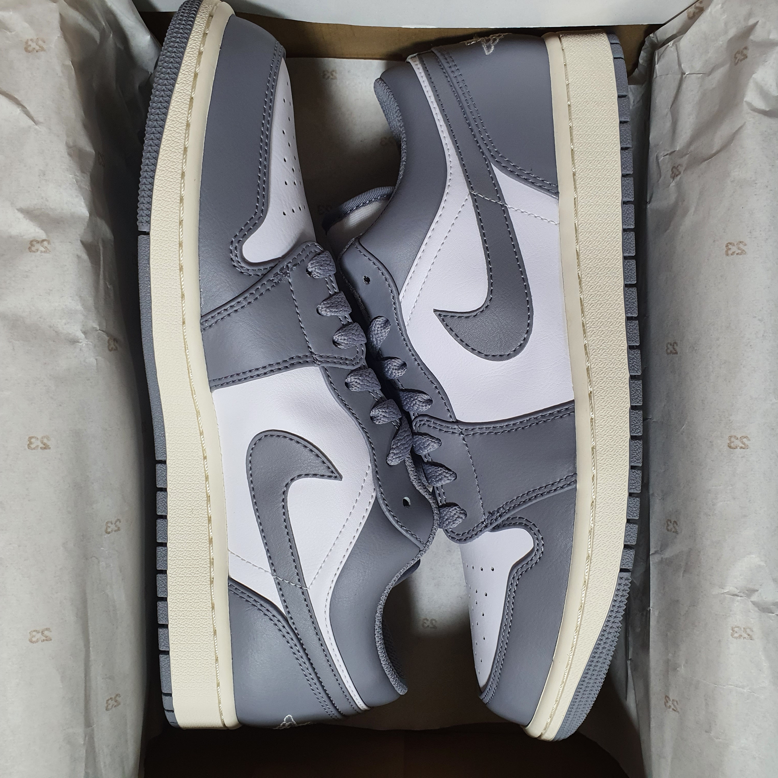Jordan 1 Low Stealth and White 착용 스타일