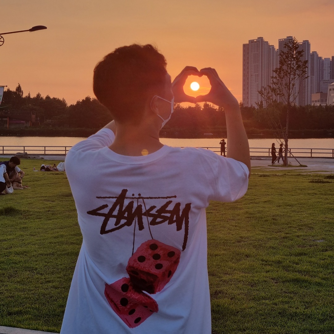 Stussy Fuzzy Dice T-Shirt White 착용 스타일