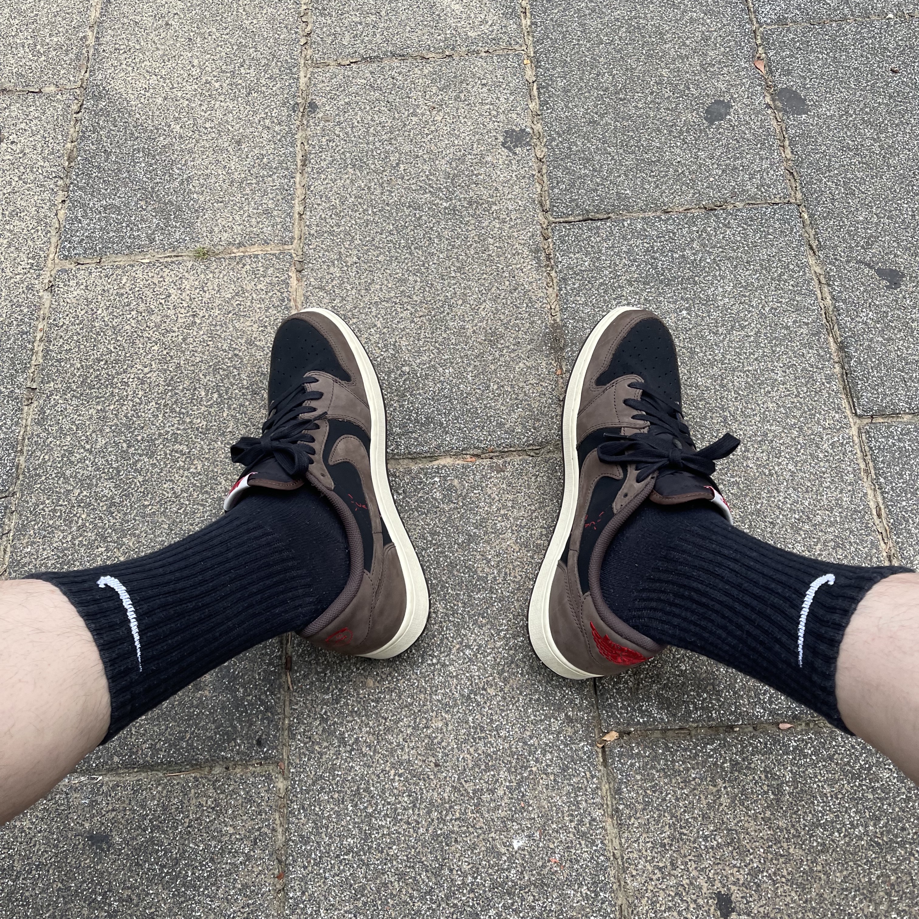 Jordan 1 x Travis Scott Retro Low OG SP Mocha 착용 스타일 - 2