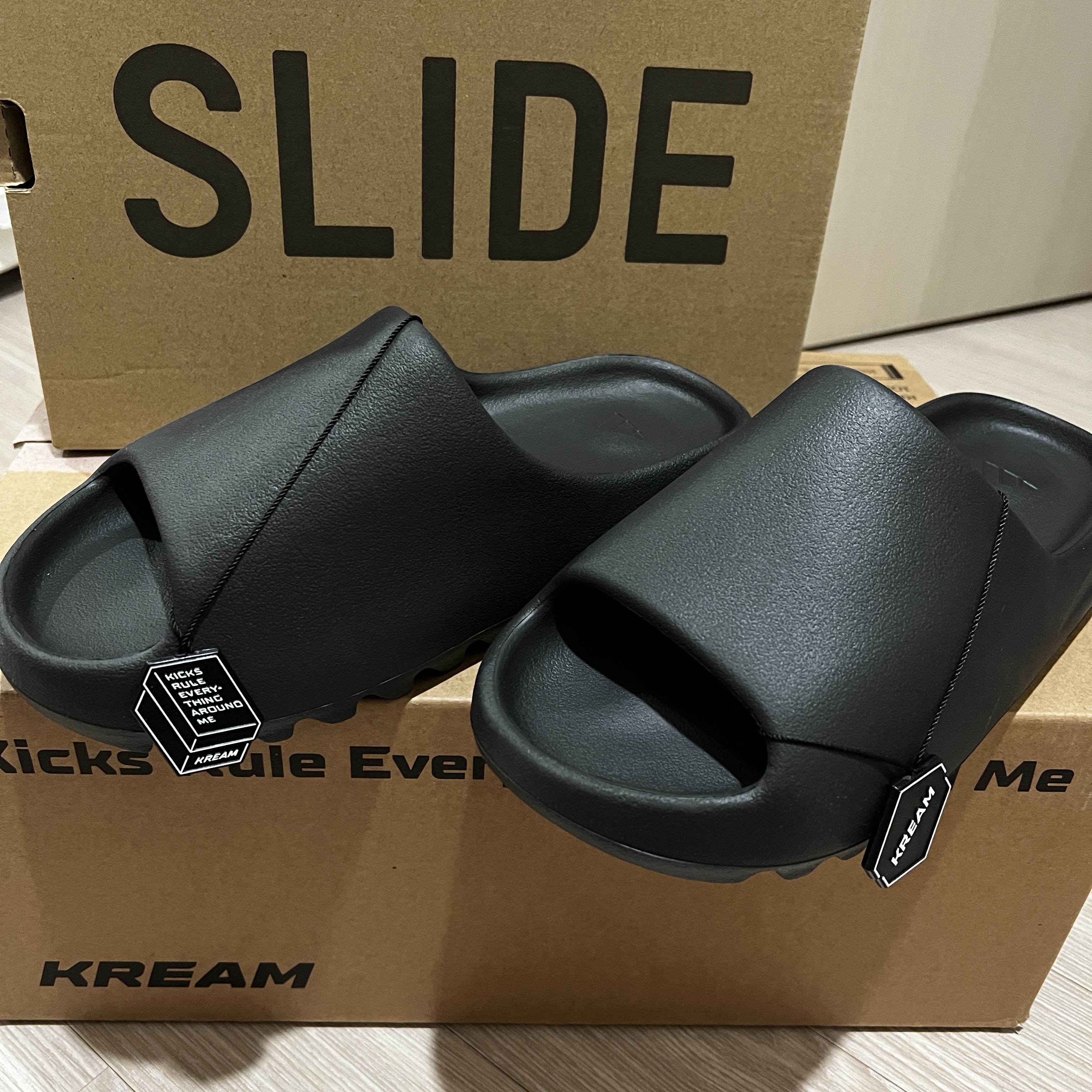 Adidas Yeezy Slide Onyx 착용 스타일