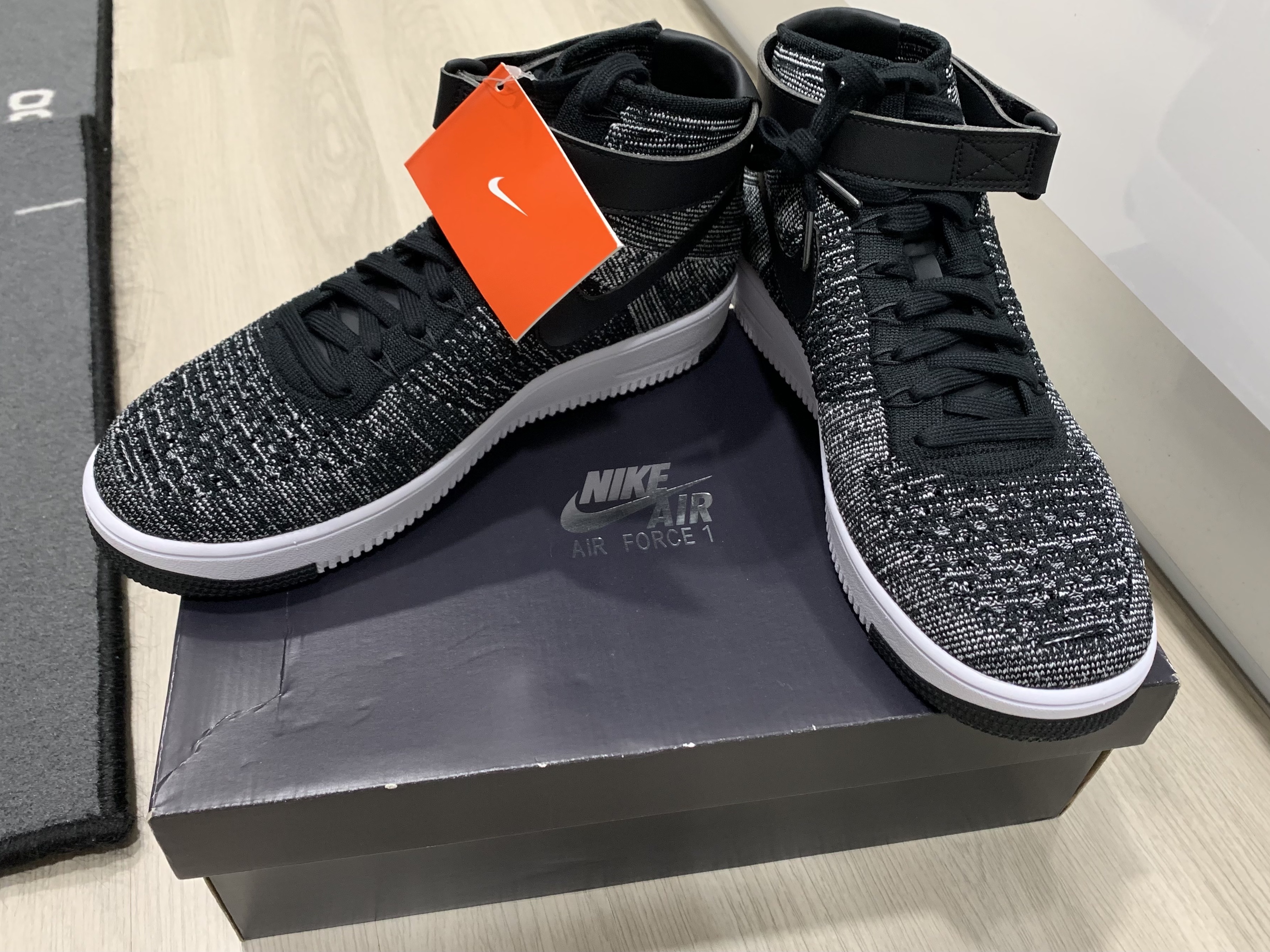 Nike Air Force 1 Ultra Flyknit Mid Oreo 착용 스타일 - 3