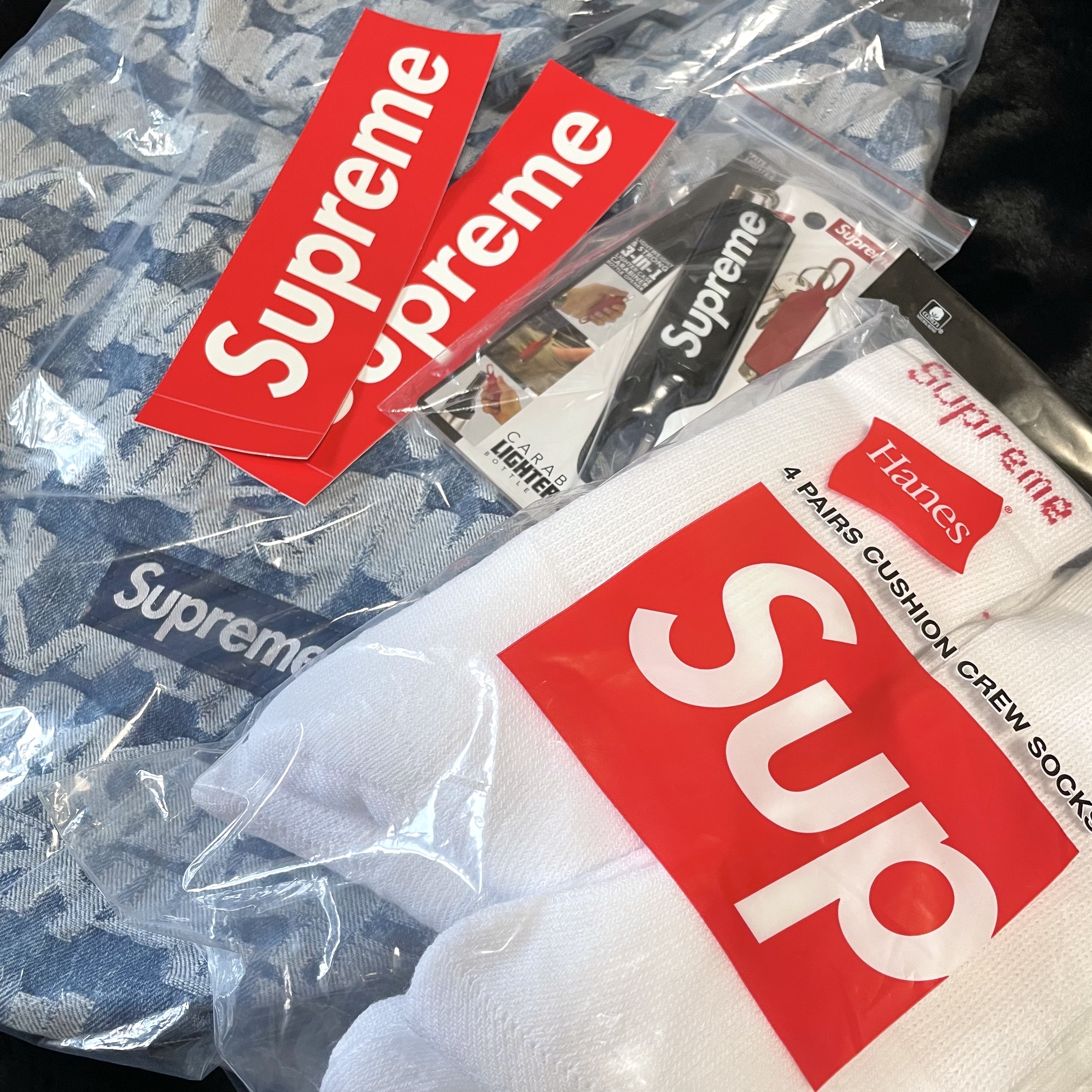 Supreme Fat Tip Jacquard Denim Backpack Blue - 22SS, Supreme Hanes Crew Socks White (4 Pack) 착용 스타일