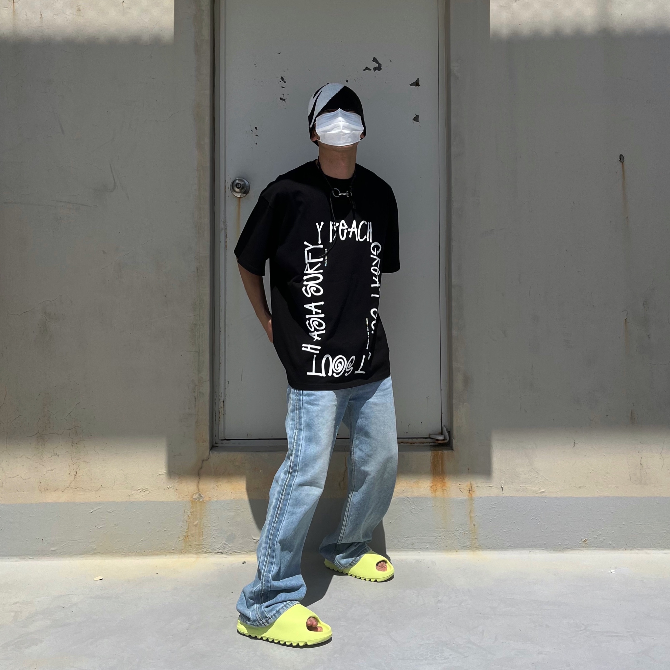 Our Legacy Ladon Leather Keychain Black, Adidas Yeezy Slide Glow Green 2022/2023 착용 스타일 - 1