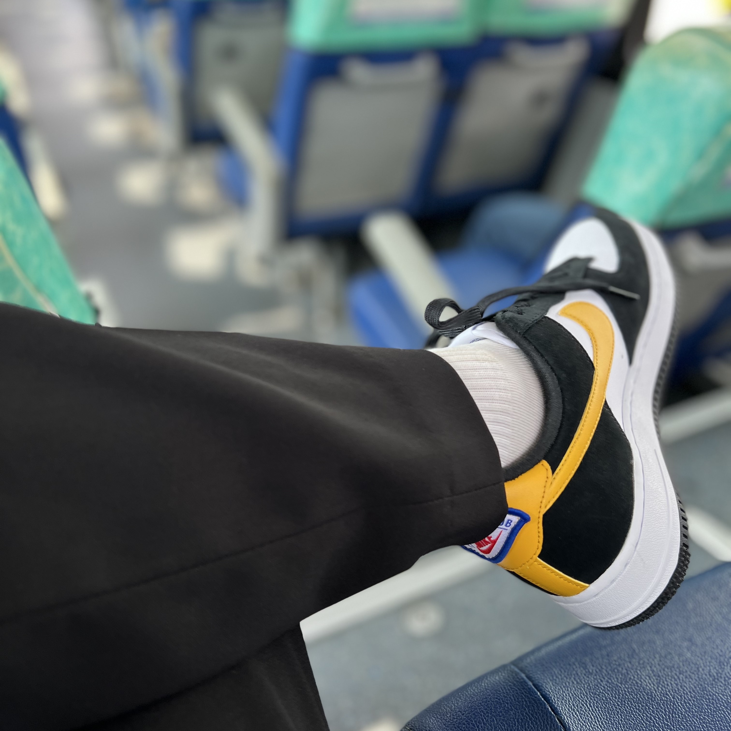 Nike Air Force 1 '07 LV8 Athletic Club Black Dark Sulfur 착용 스타일