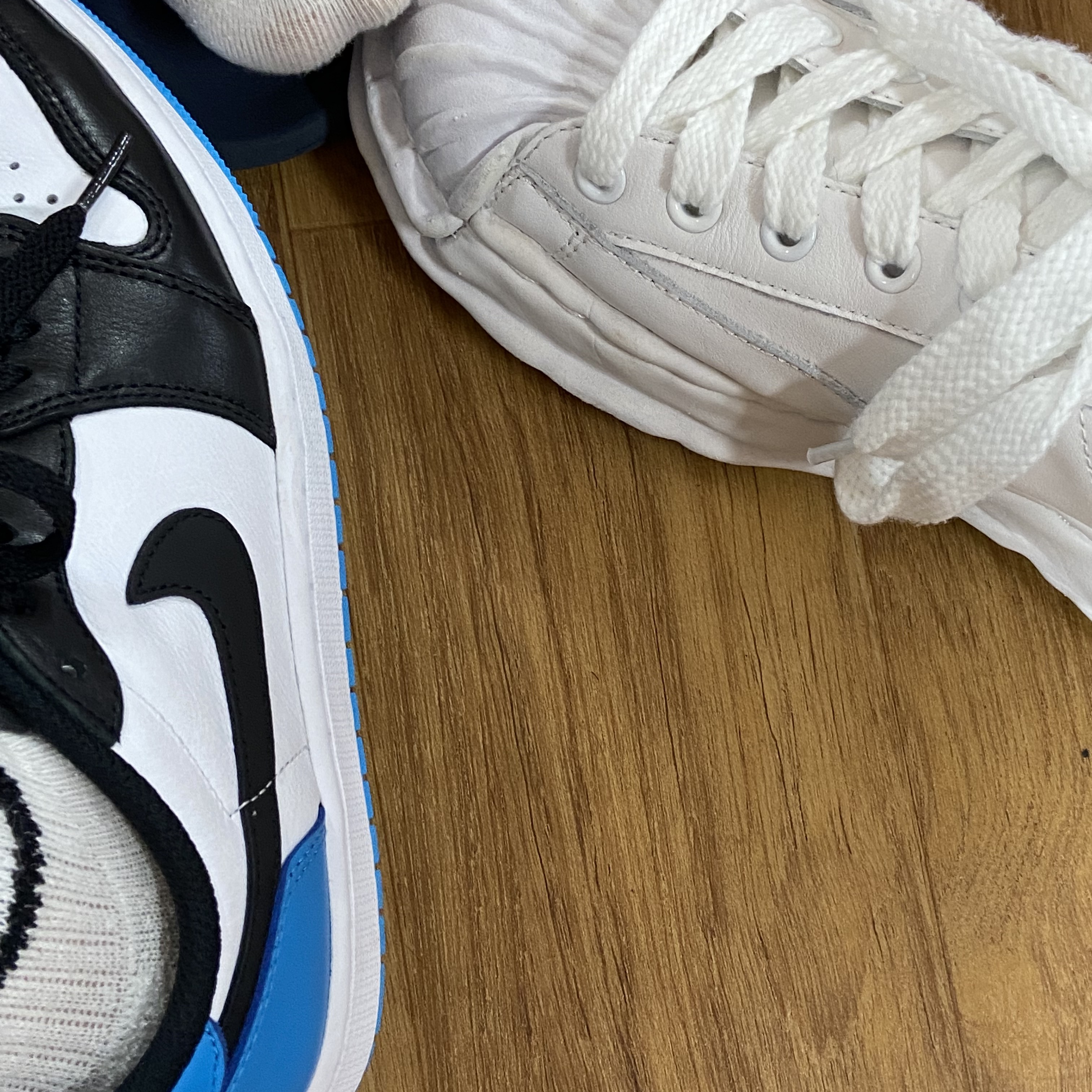 Maison Mihara Yasuhiro Blakey OG Sole Leather Low-top Sneakers White, Jordan 1 Retro Low OG Black and Dark Powder Blue 착용 스타일 - 2
