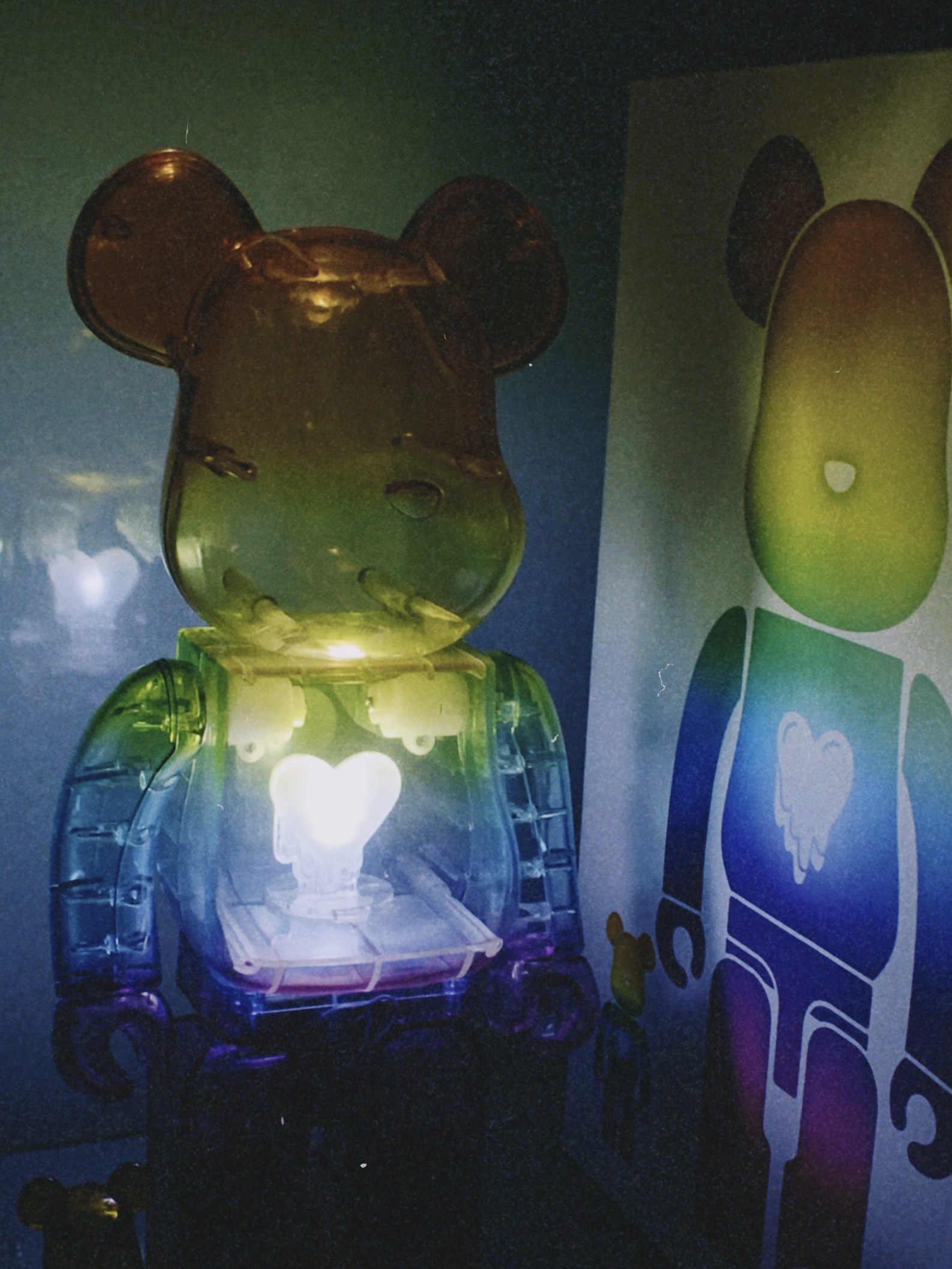 Bearbrick x Emotionally Unavailable Gradient Heart Multi 100% & 400% Set 착용 스타일 - 3