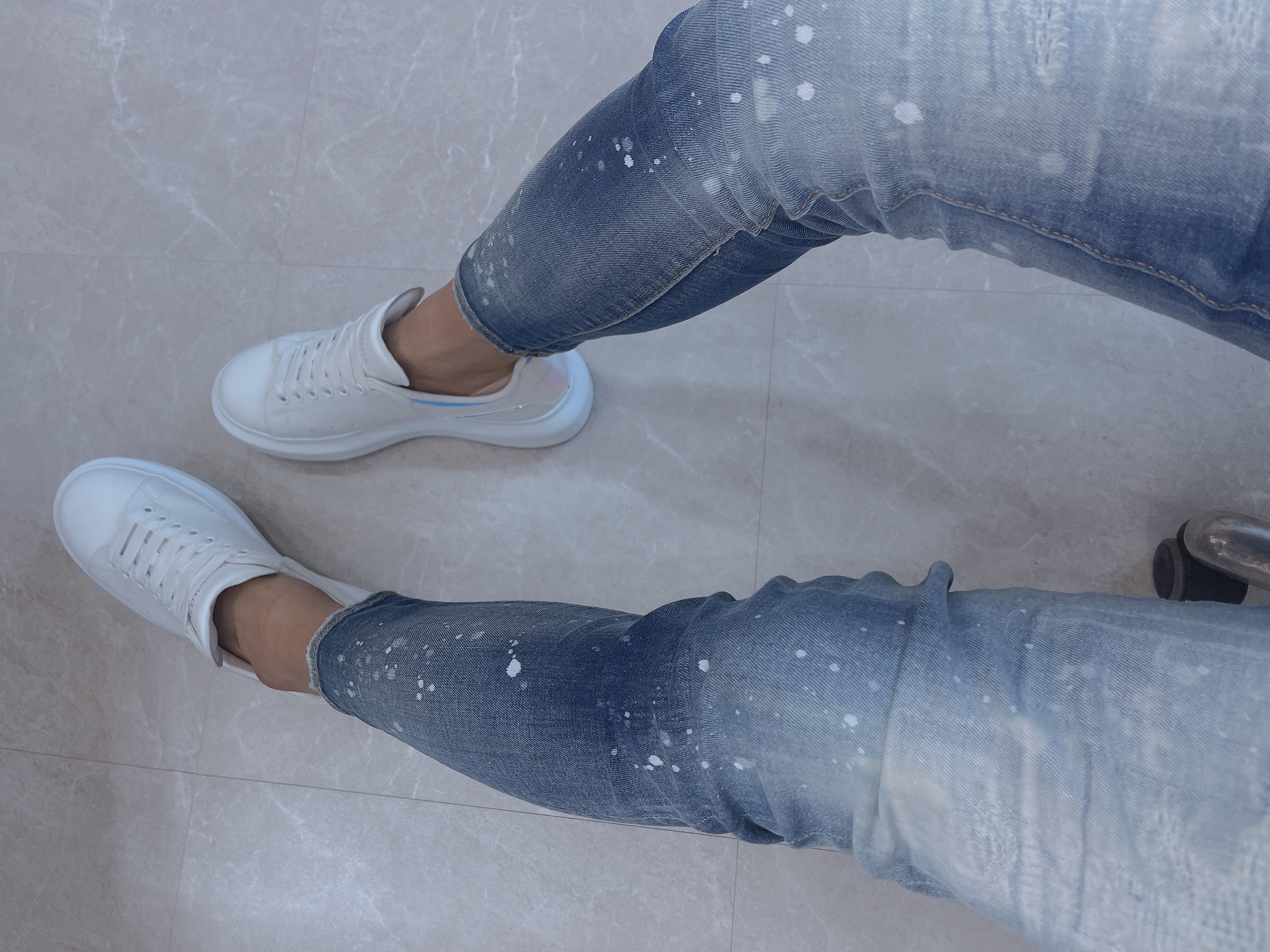 Alexander McQueen Oversized Sneakers White Shock Pink 착용 스타일 - 2