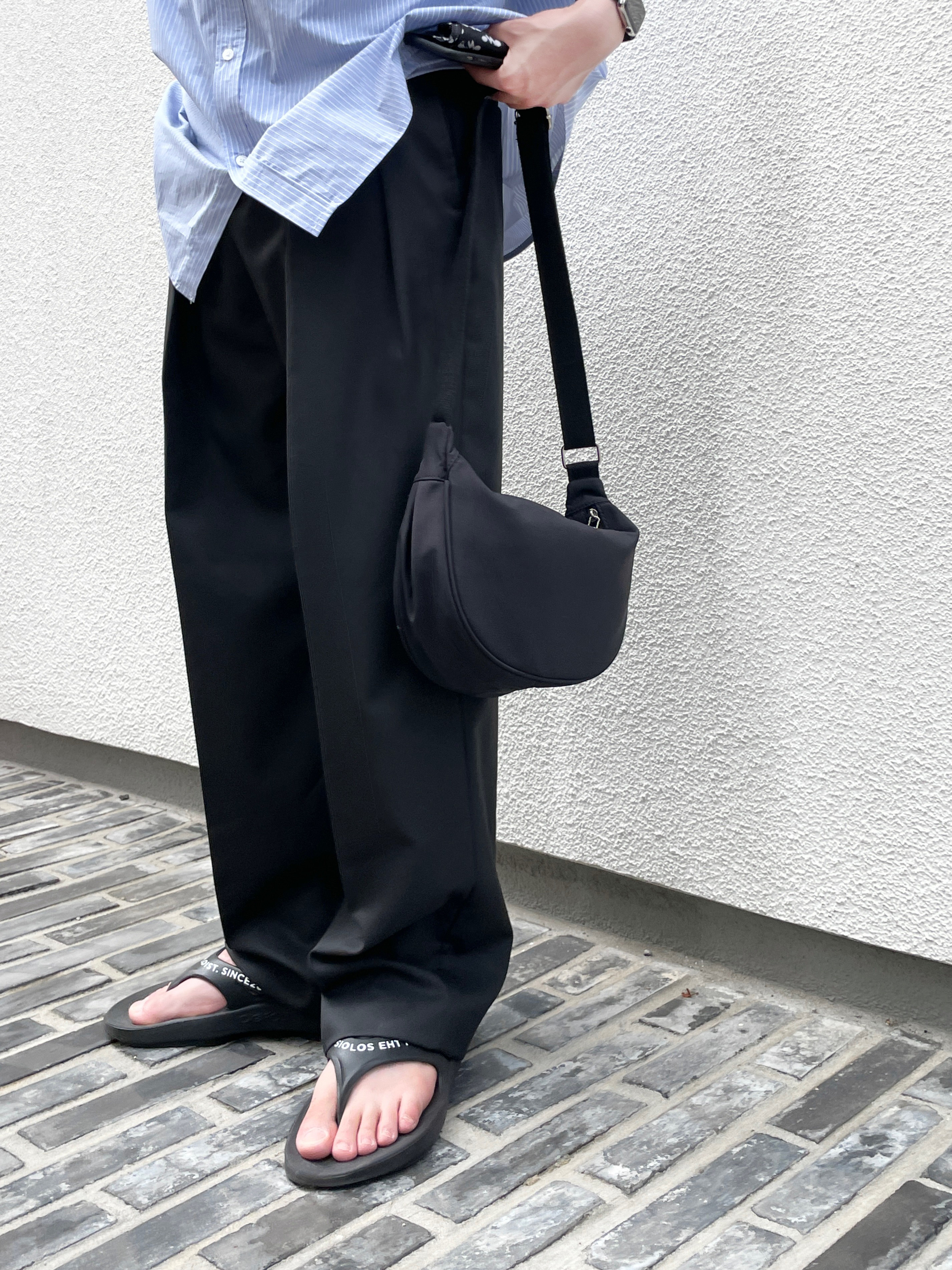 Oofos x Takahiromiyashita The Soloist Signature Flip-Flop Black White 착용 스타일 - 2