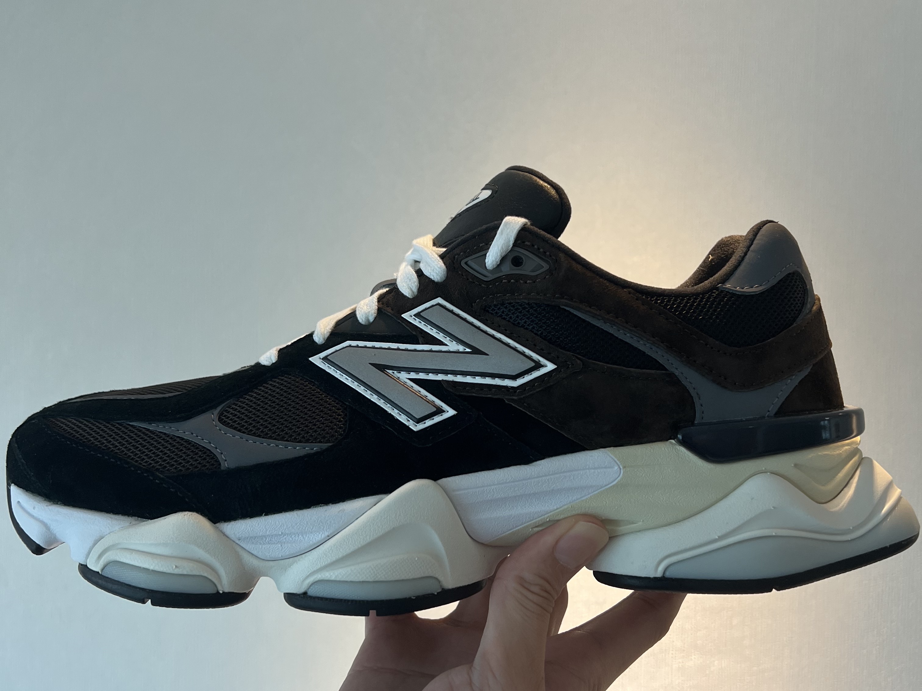 New Balance 9060 Black Dark Brown 착용 스타일 - 3