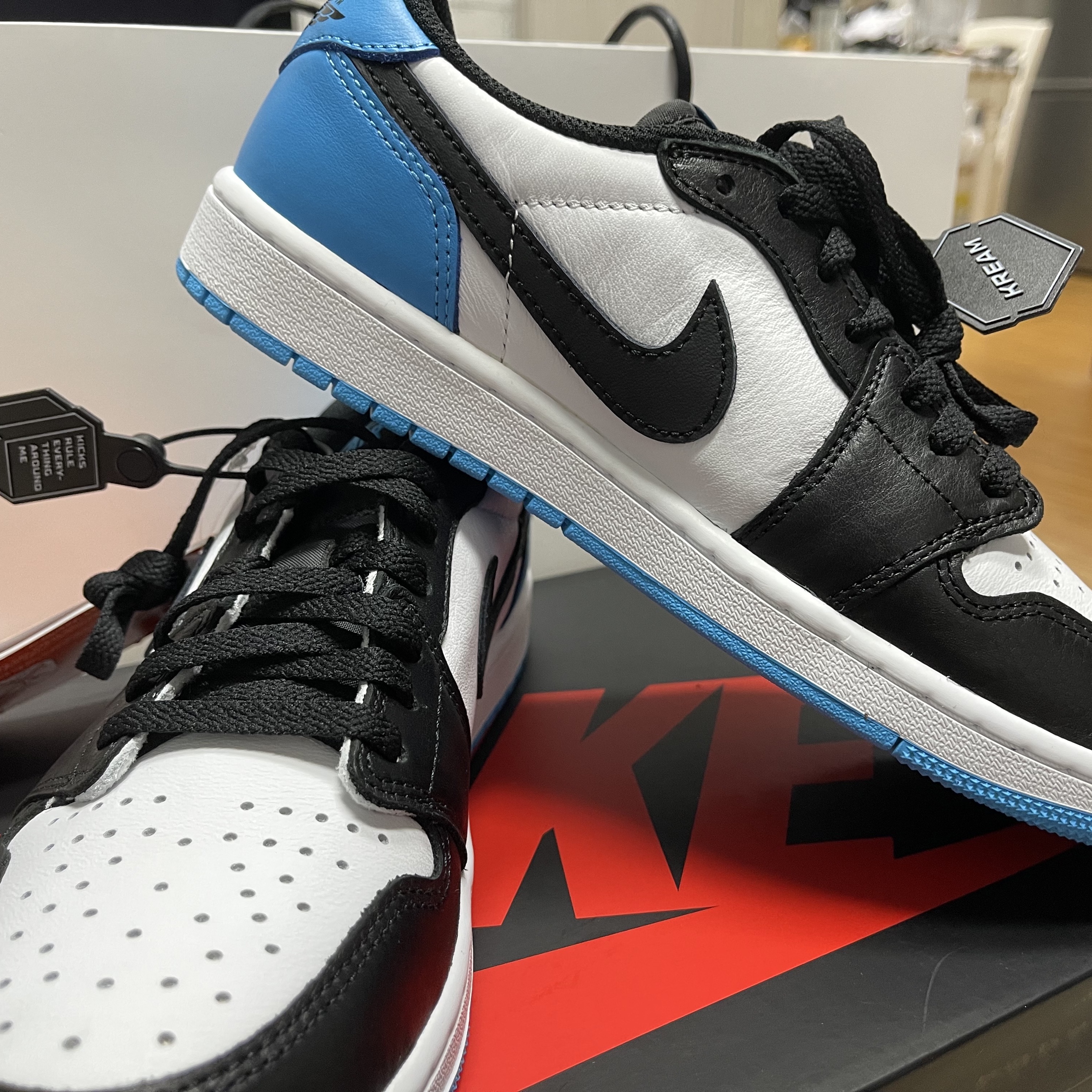 Jordan 1 Retro Low OG Black and Dark Powder Blue 착용 스타일 - 1