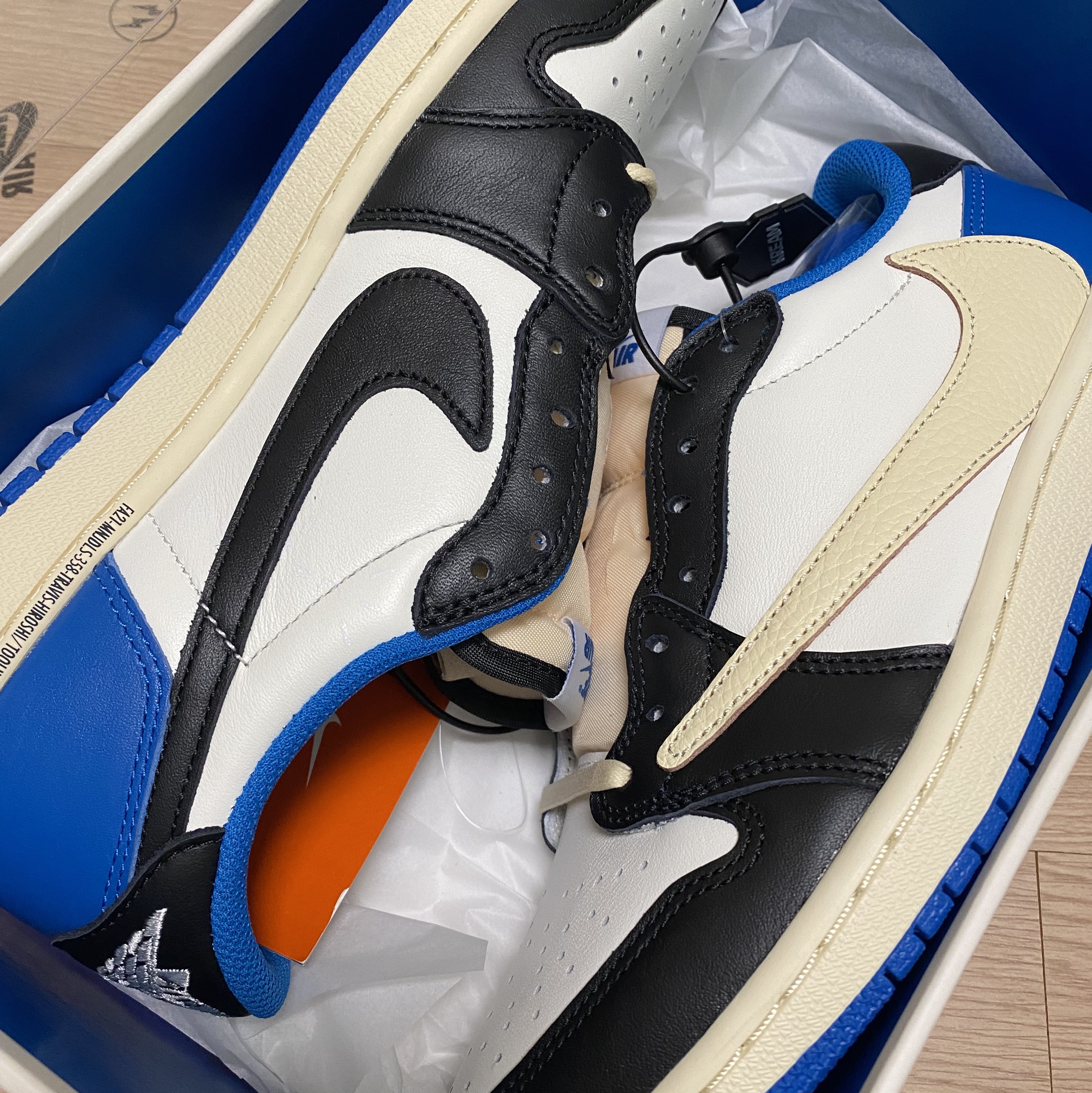 Jordan 1 x Travis Scott x Fragment Retro Low OG SP Military Blue 착용 스타일