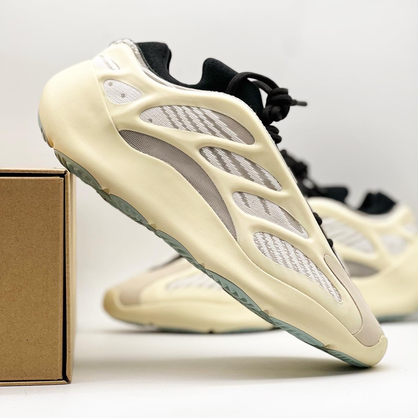 Adidas Yeezy 700 V3 Azael 2022/2023 착용 스타일 - 4