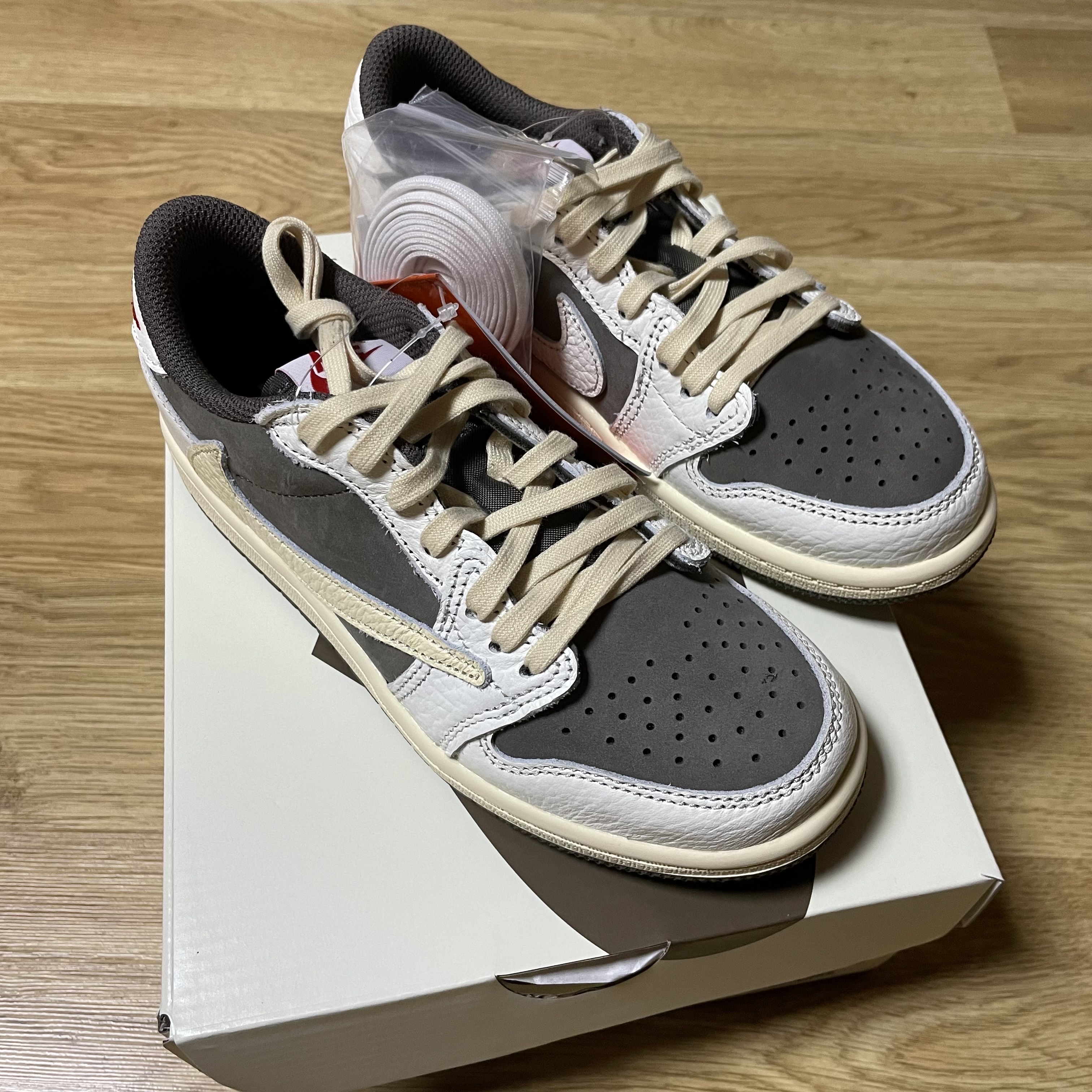 Jordan 1 x Travis Scott Retro Low OG SP Sail and Ridgerock 착용 스타일