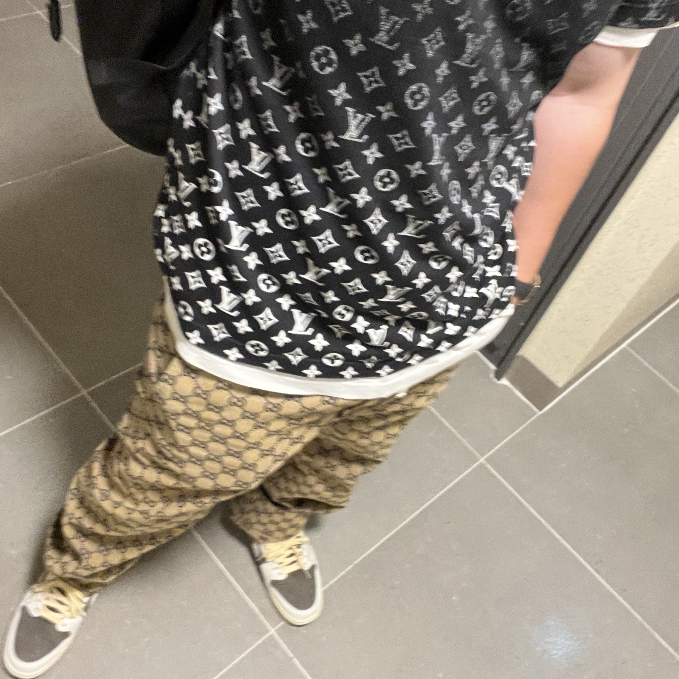 Jordan 1 x Travis Scott Retro Low OG SP Sail and Ridgerock, Louis Vuitton LVSE Monogram Gradient T-Shirt Black White 착용 스타일 - 1