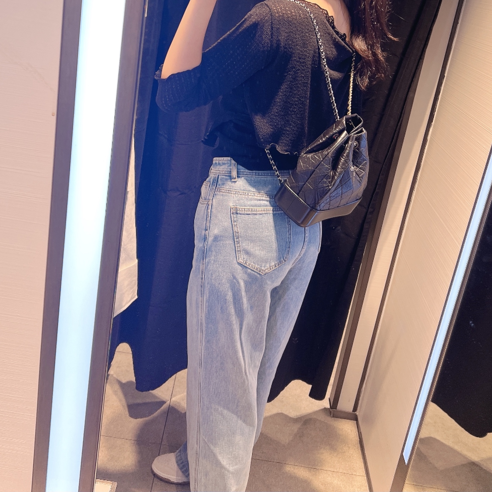 Chanel Small Gabrielle Backpack Aged Calfskin & Gold Silver Black 착용 스타일 - 2