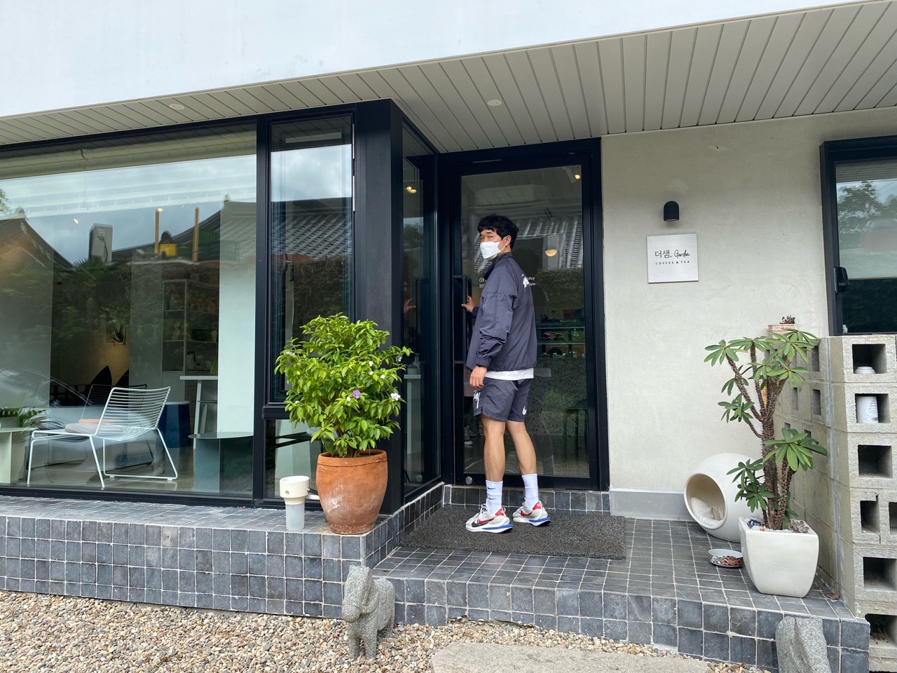 Nike x Sacai VaporWaffle Royal Fuchsia, Nike x Stussy Windrunner Jacket Off Noir 착용 스타일