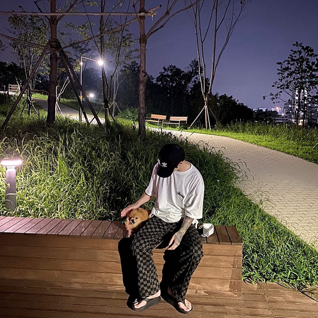 Darkr8m Studio White Logo Cap, Stussy Basic Stussy T-Shirt White 2022 착용 스타일 - 2