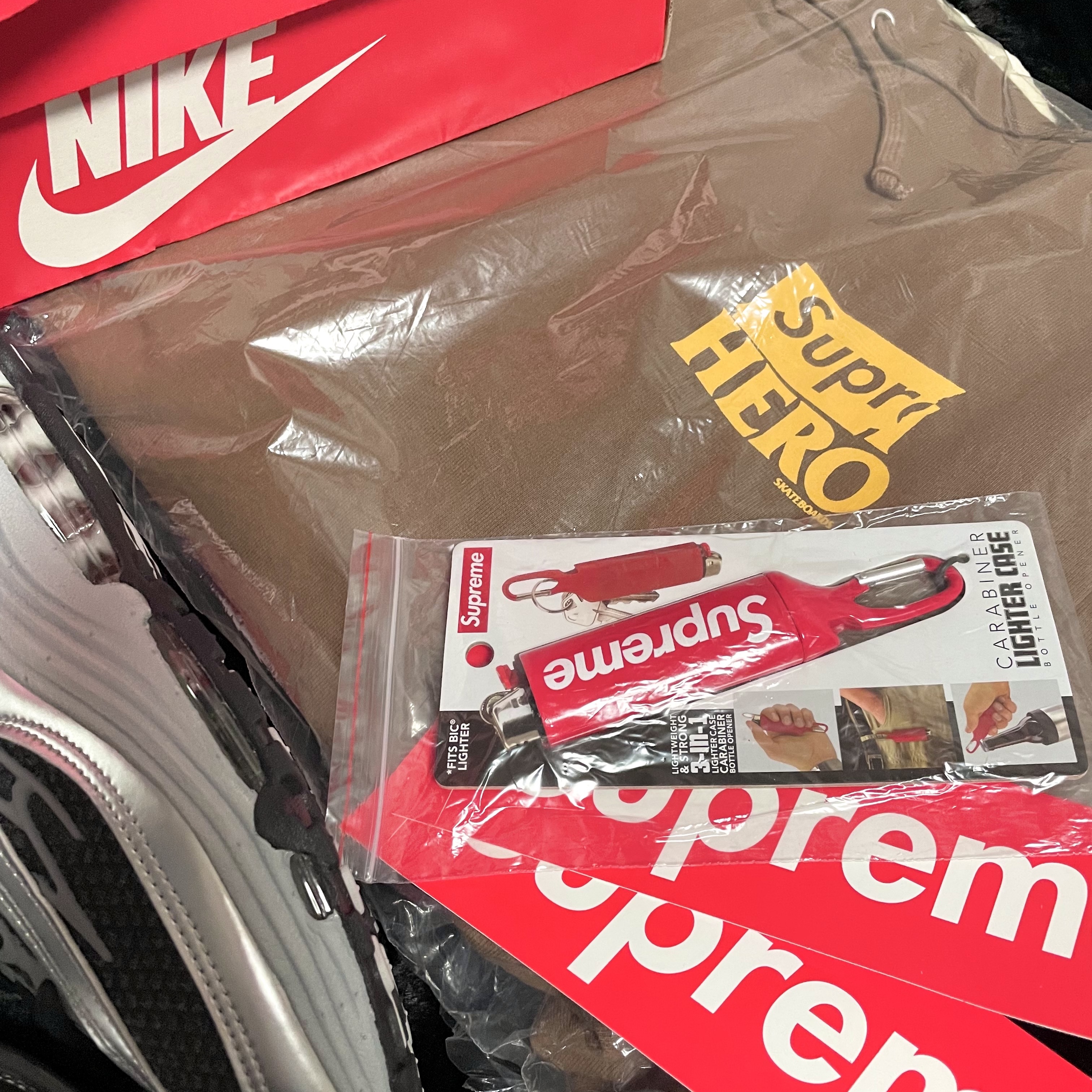 Supreme Antihero Hooded Sweatshirt Brown - 22SS, Supreme Lighter Case Carabiner Red - 22SS 착용 스타일