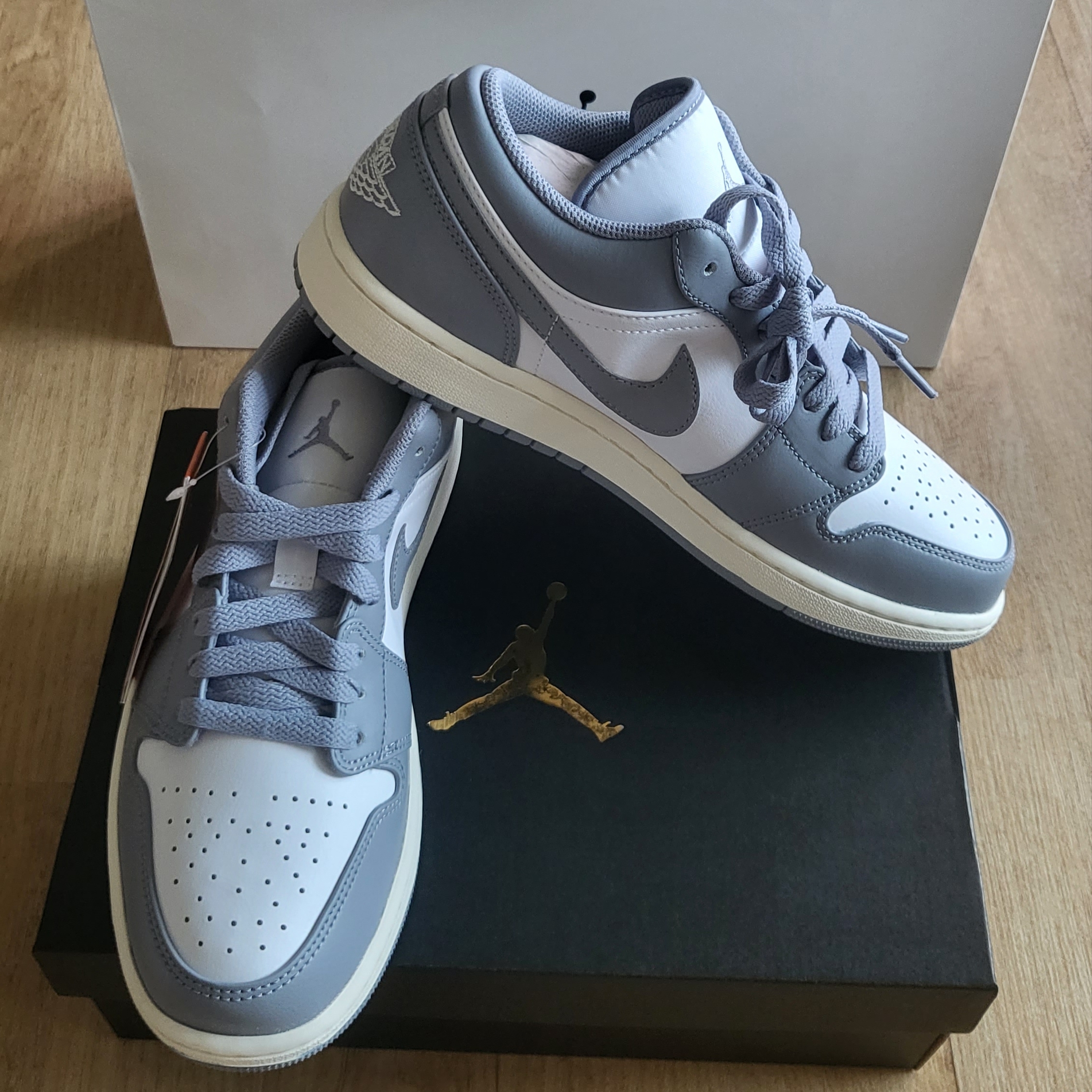 Jordan 1 Low Stealth and White 착용 스타일