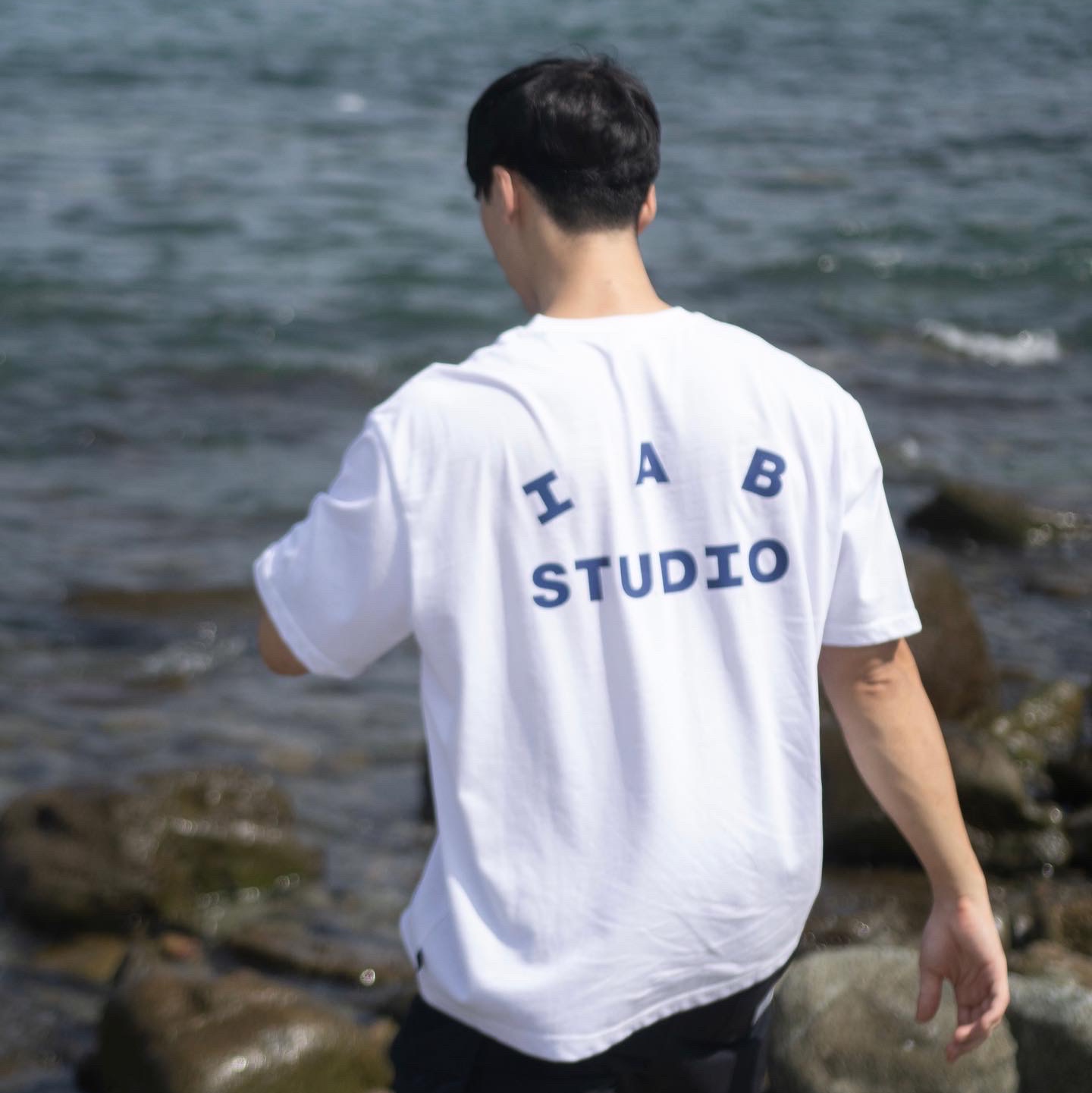 IAB Studio T-Shirt White Navy - 22FW, IAB Studio Socks White Set 착용 스타일 - 3