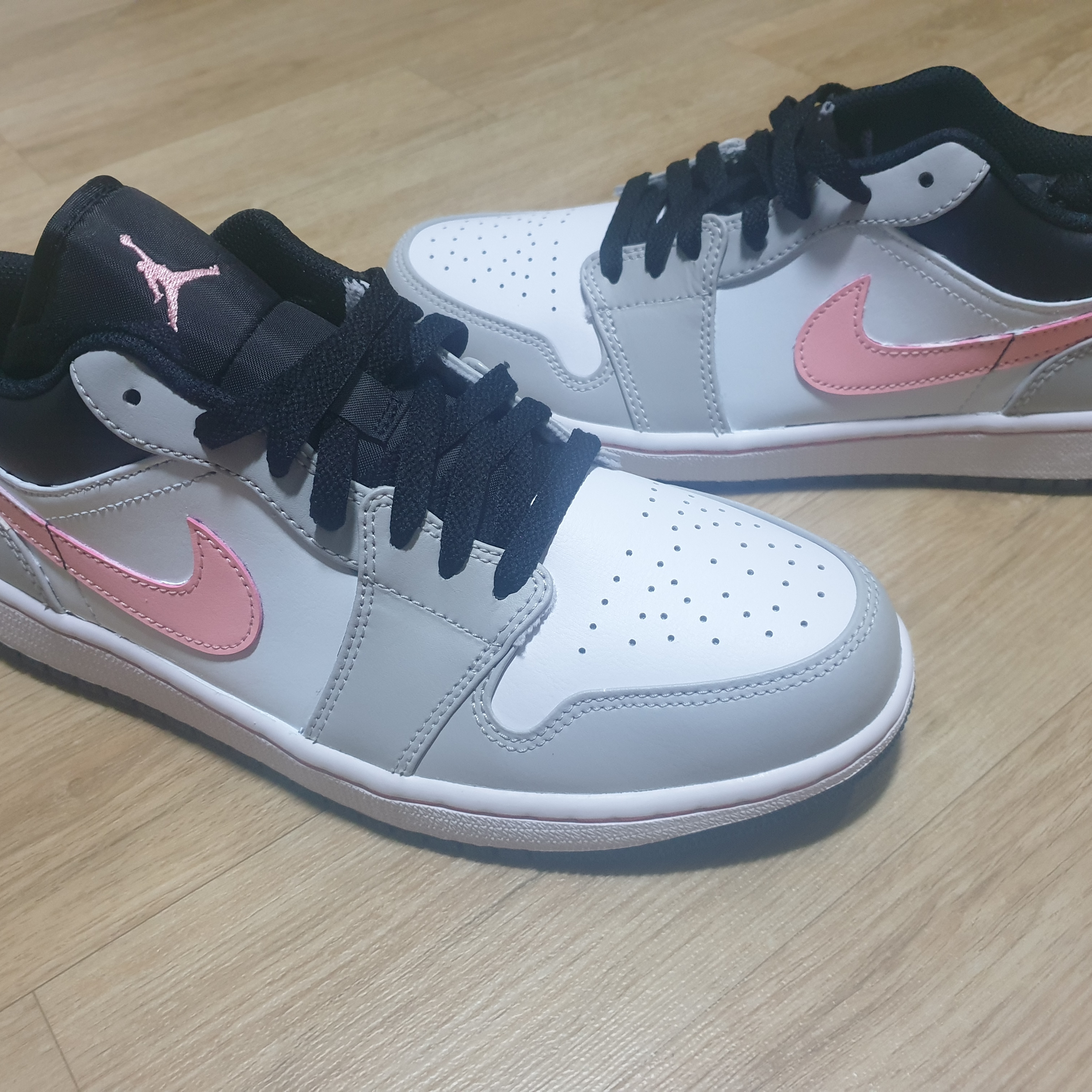 Jordan 1 Low Grey Fog Black Bleached Coral 착용 스타일
