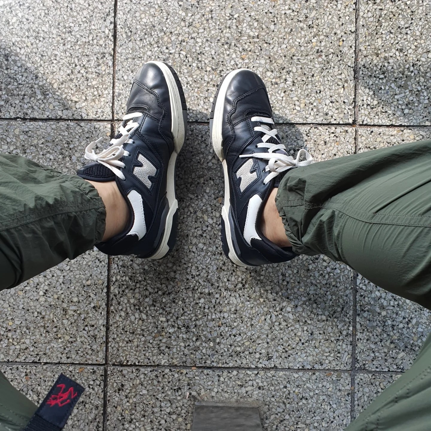 New Balance 550 Black Grey - 2E Wide 착용 스타일 - 2