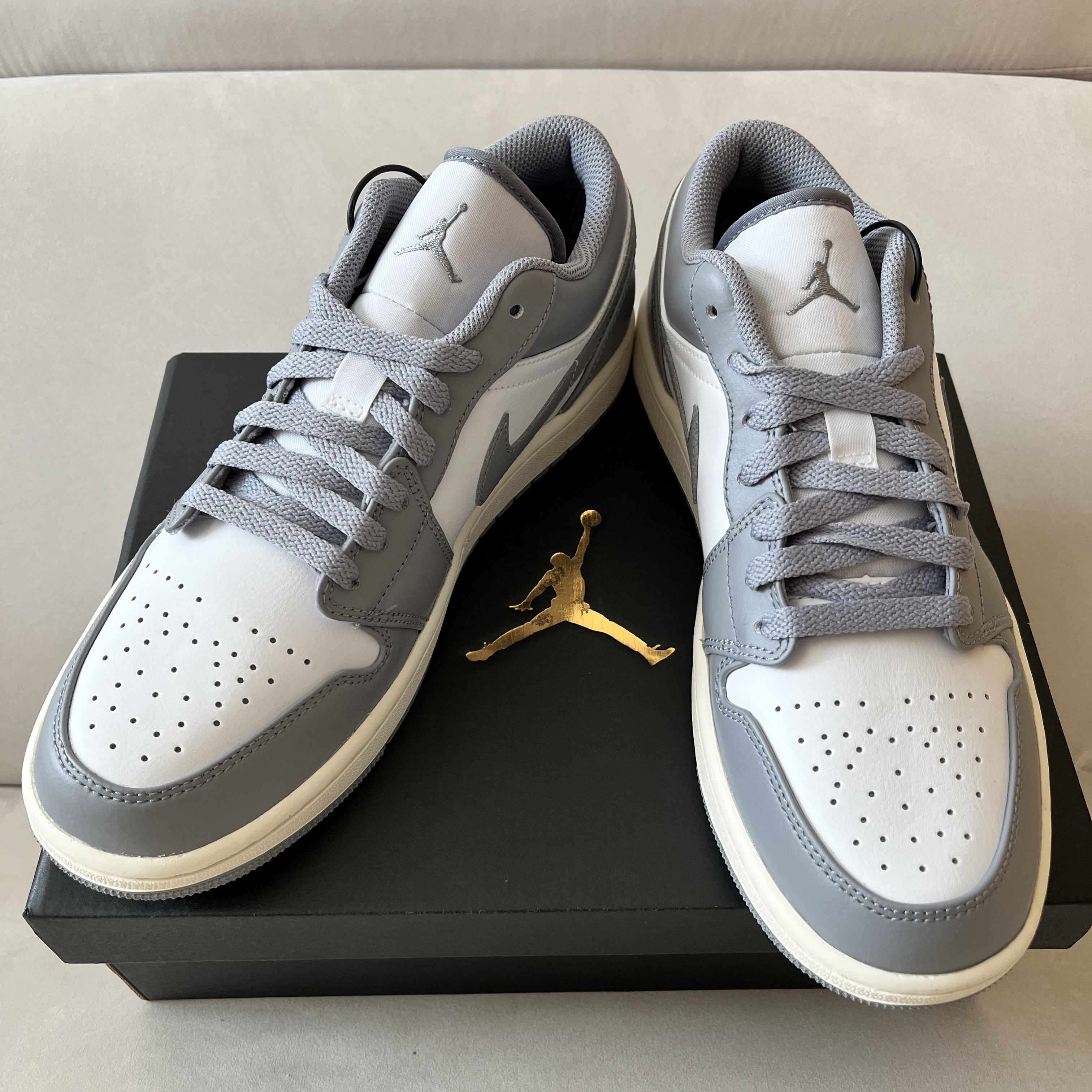 Jordan 1 Low Stealth and White 착용 스타일