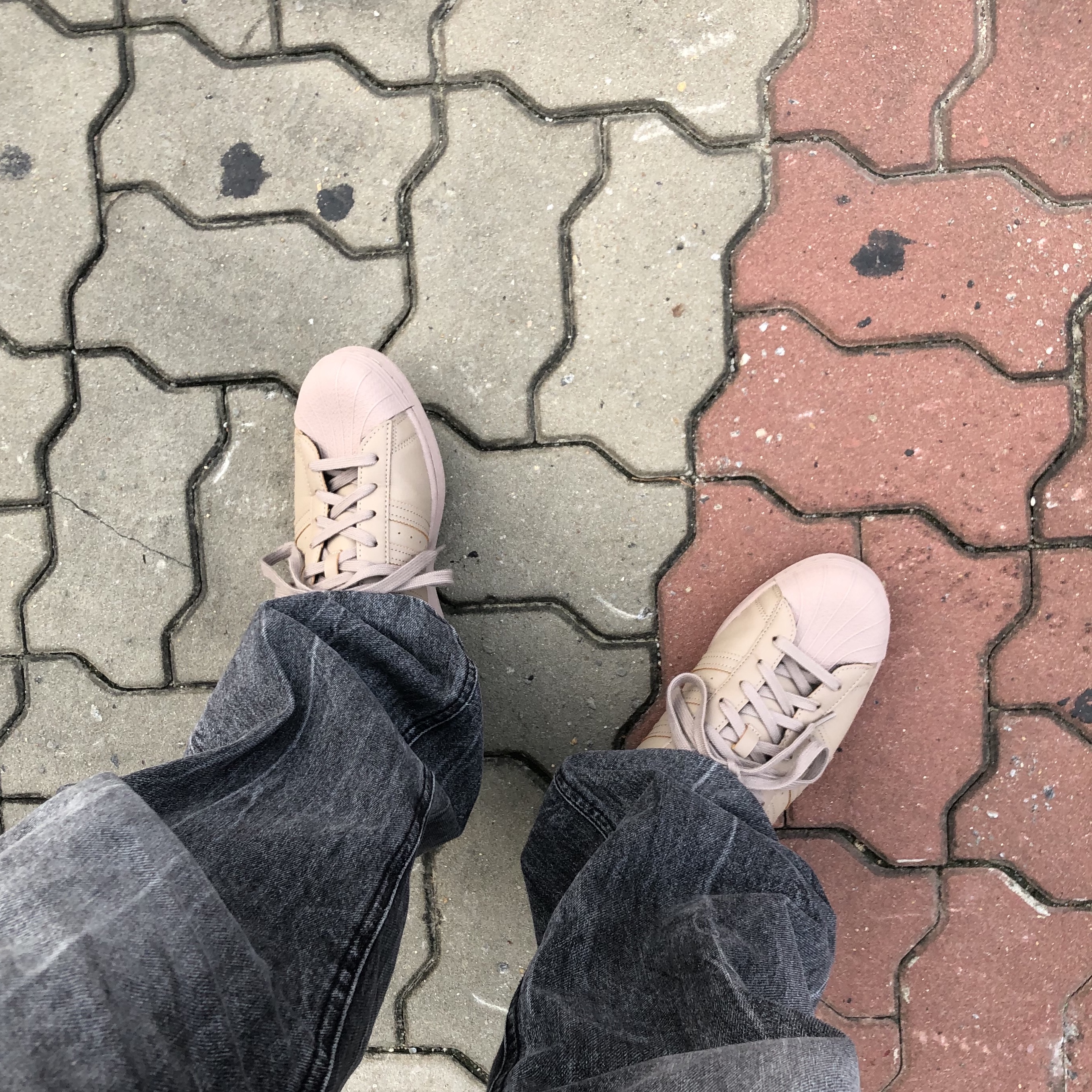 Adidas Superstar Chalky Brown 착용 스타일 - 2