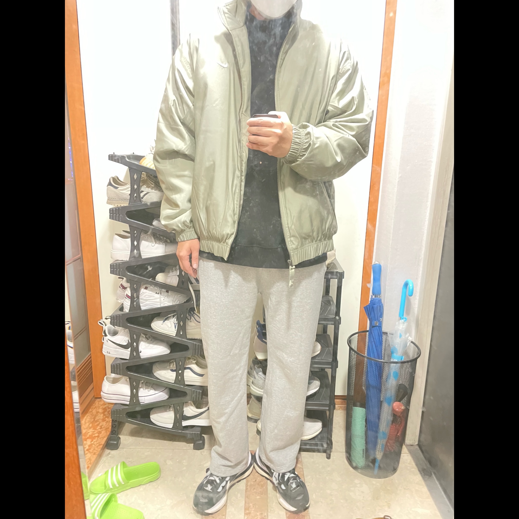 Nike NRG Solo Swoosh Satin Bomber Jacket Light Army - US/EU, Nike x Sacai VaporWaffle Black White 착용 스타일
