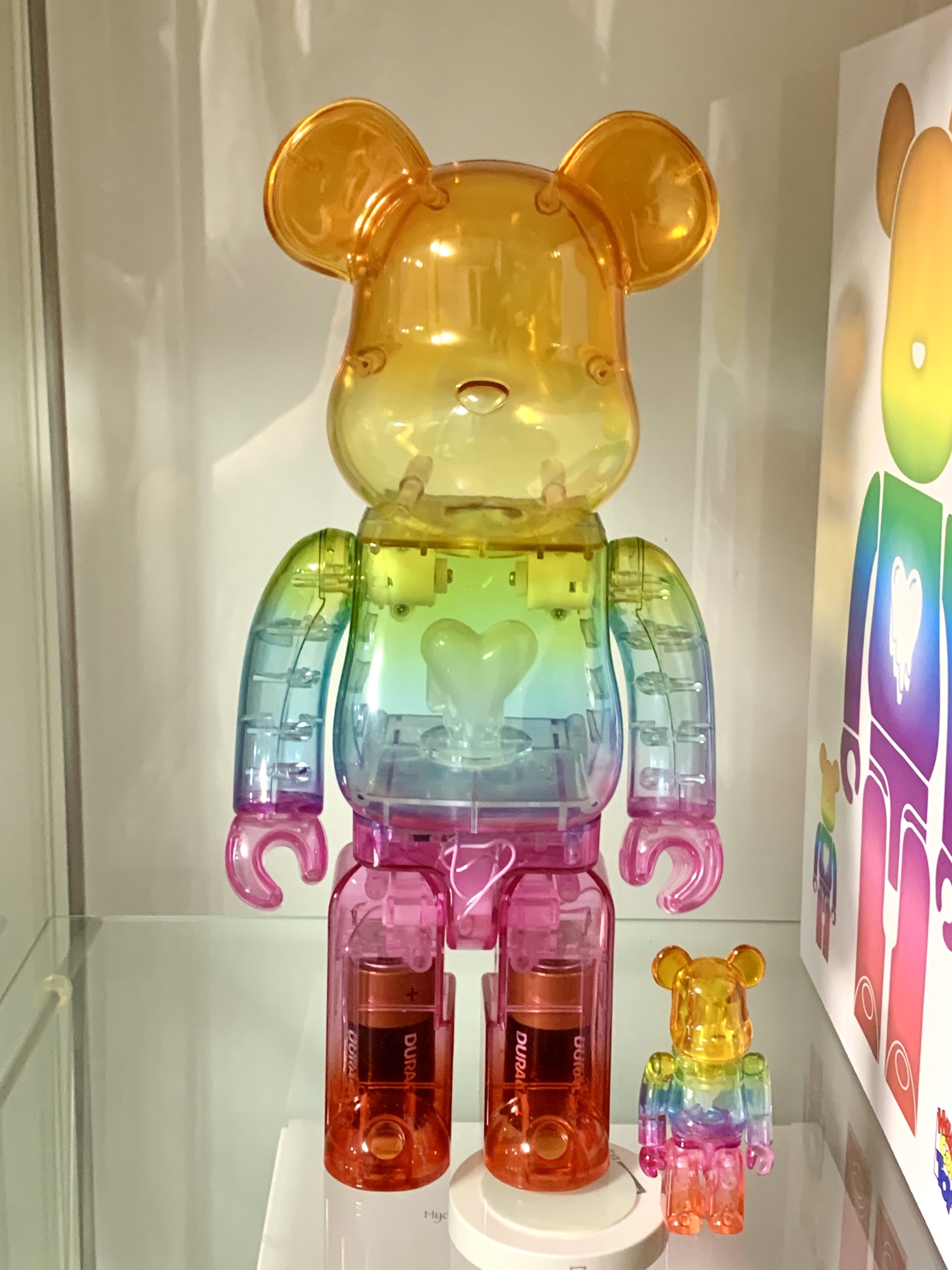 Bearbrick x Emotionally Unavailable Gradient Heart Multi 100% & 400% Set 착용 스타일 - 2