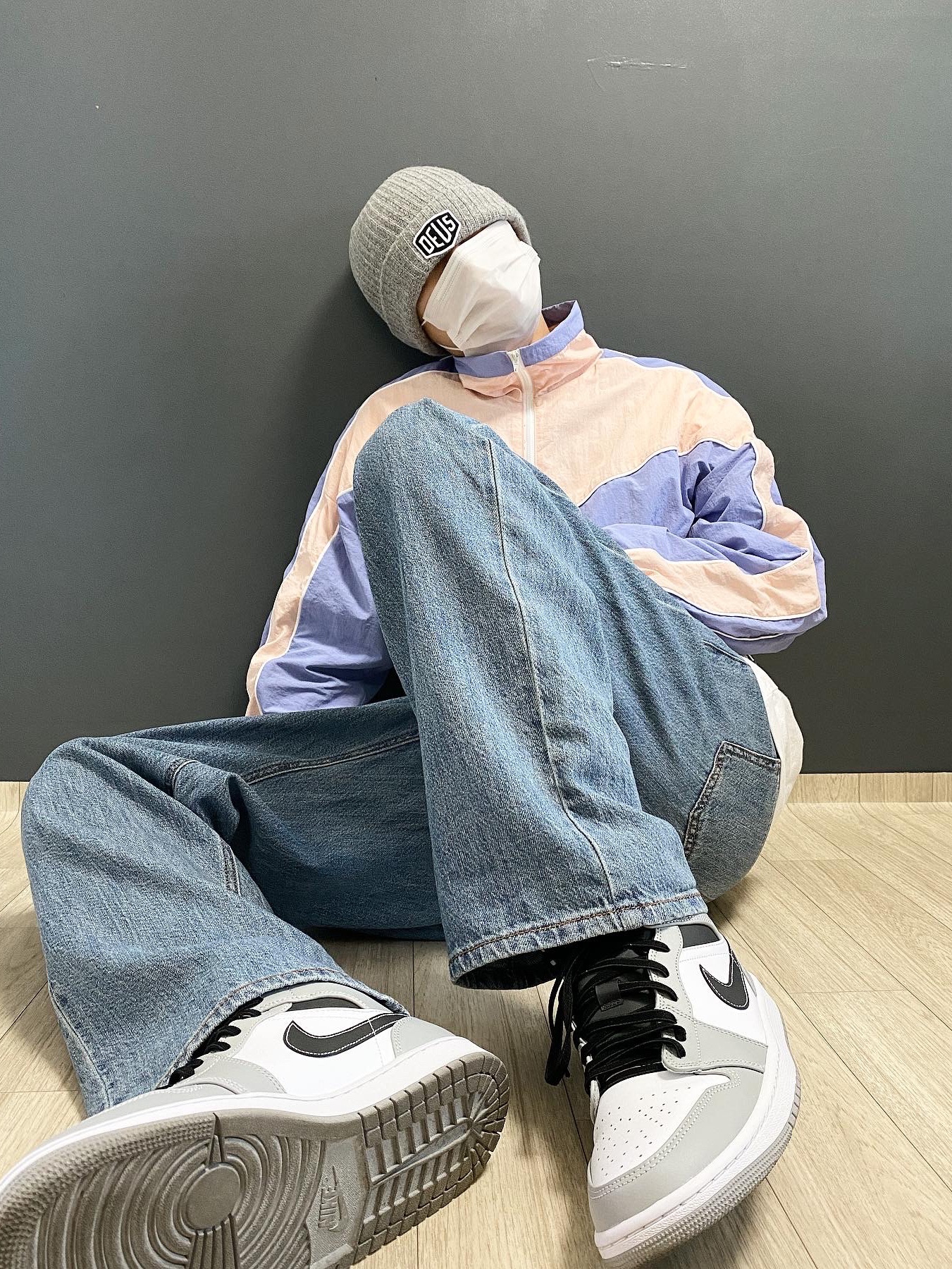 Stussy 8 Ball T-Shirt White - 22SS, Jordan 1 Mid Light Smoke Grey Anthracite 착용 스타일 - 3
