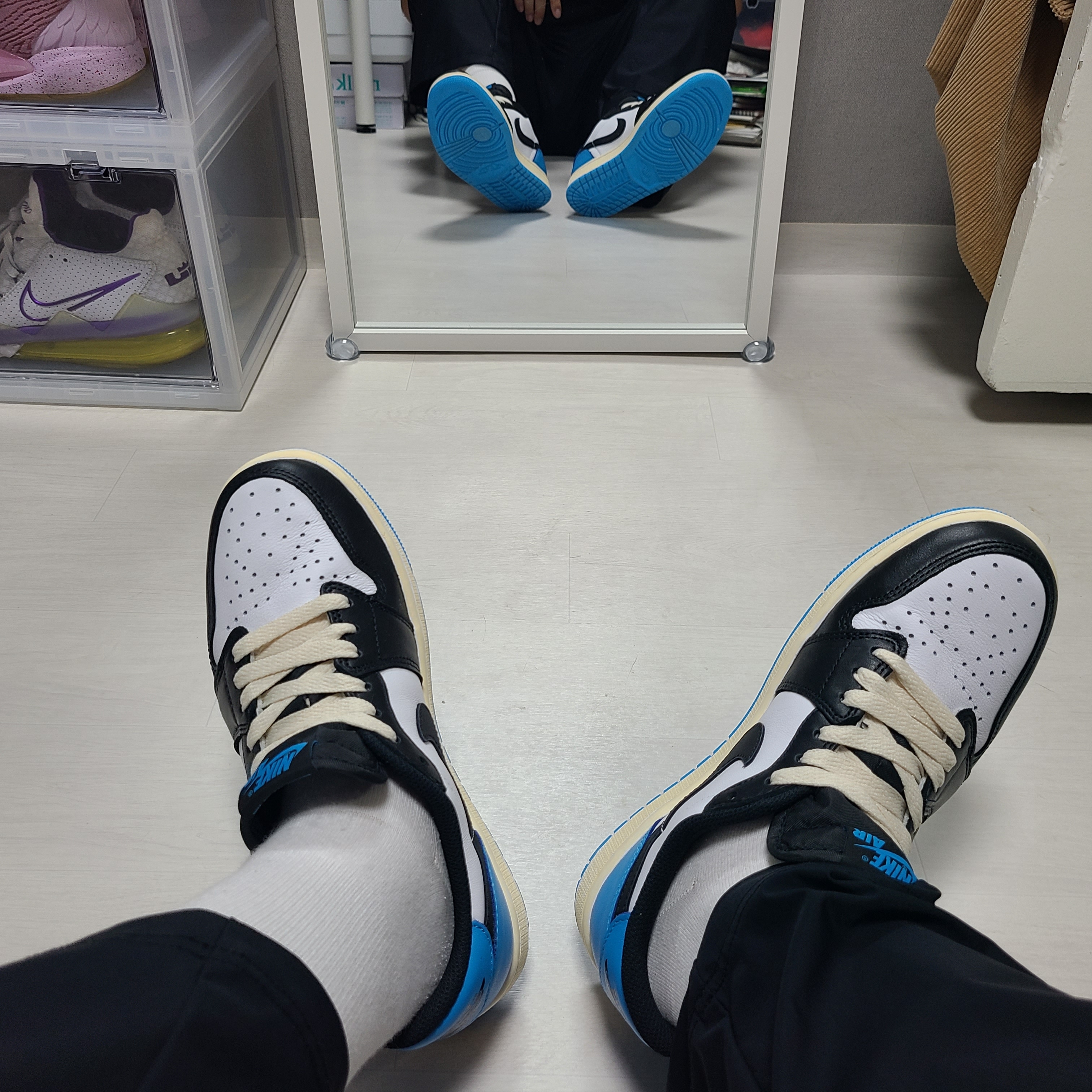 Jordan 1 Retro Low OG Black and Dark Powder Blue, Jordan XXXVI SE PF White Metallic Gold 착용 스타일 - 3