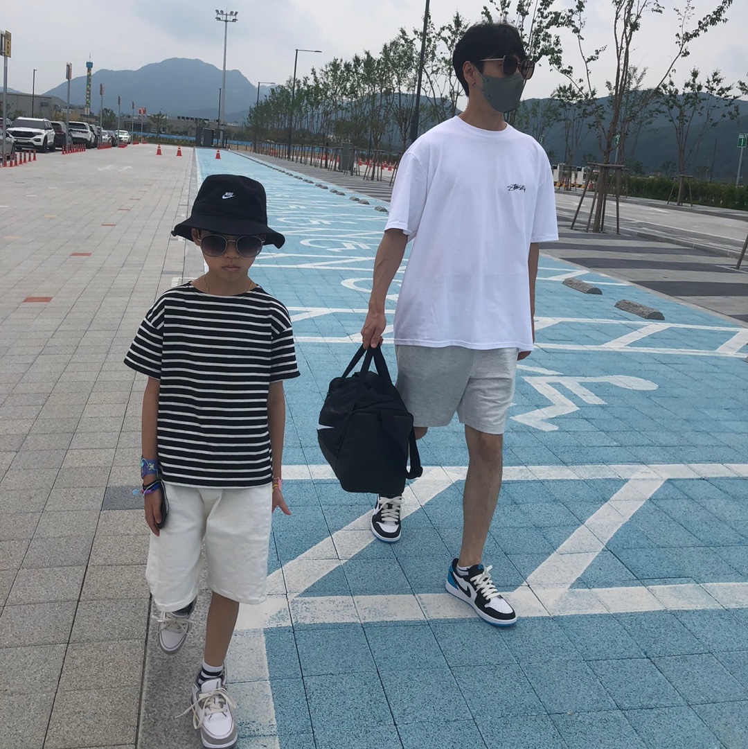 Stussy Modern Age T-Shirt White, Jordan 1 Retro Low OG Black and Dark Powder Blue 착용 스타일 - 2