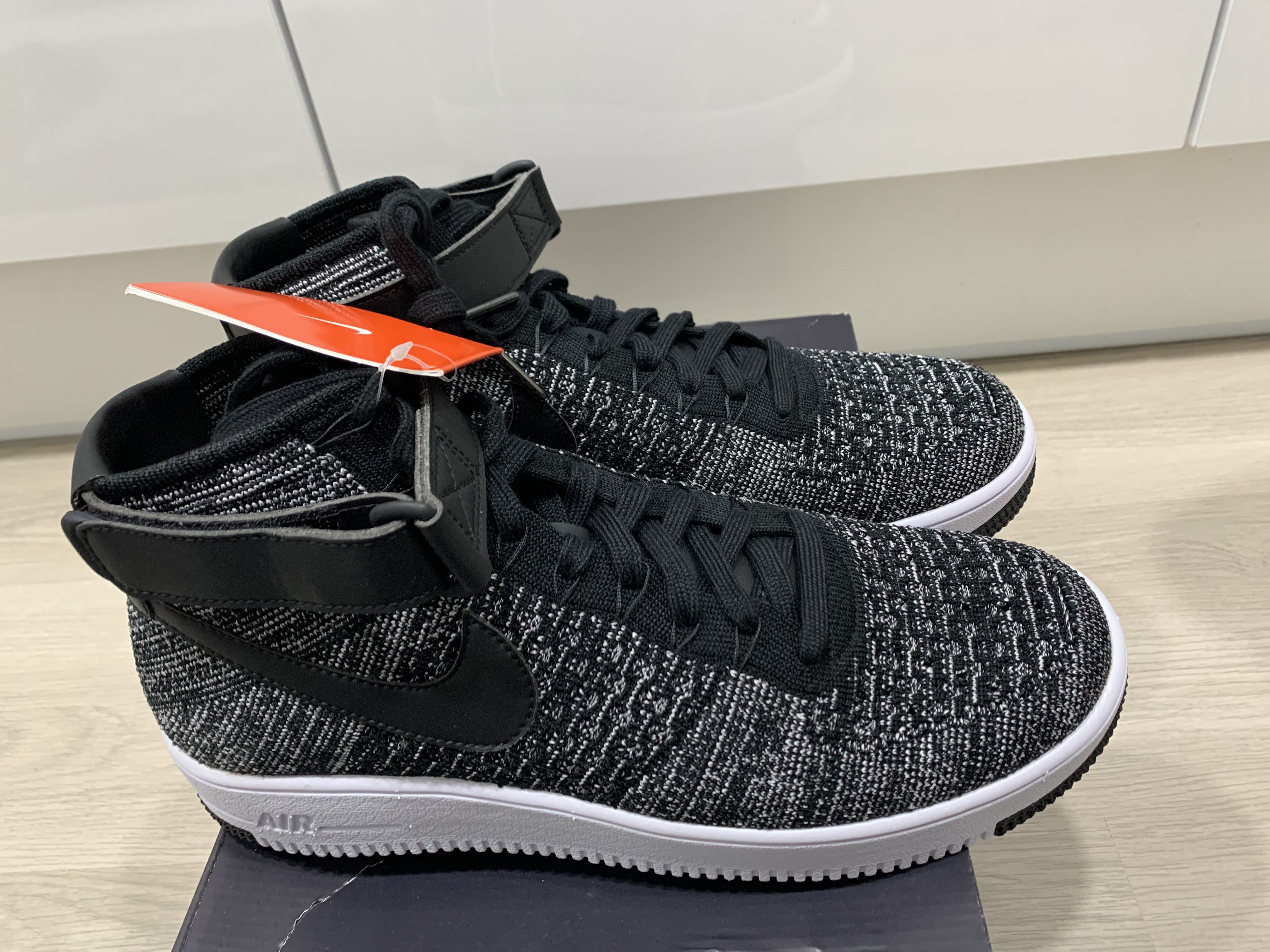 Nike Air Force 1 Ultra Flyknit Mid Oreo 착용 스타일 - 1