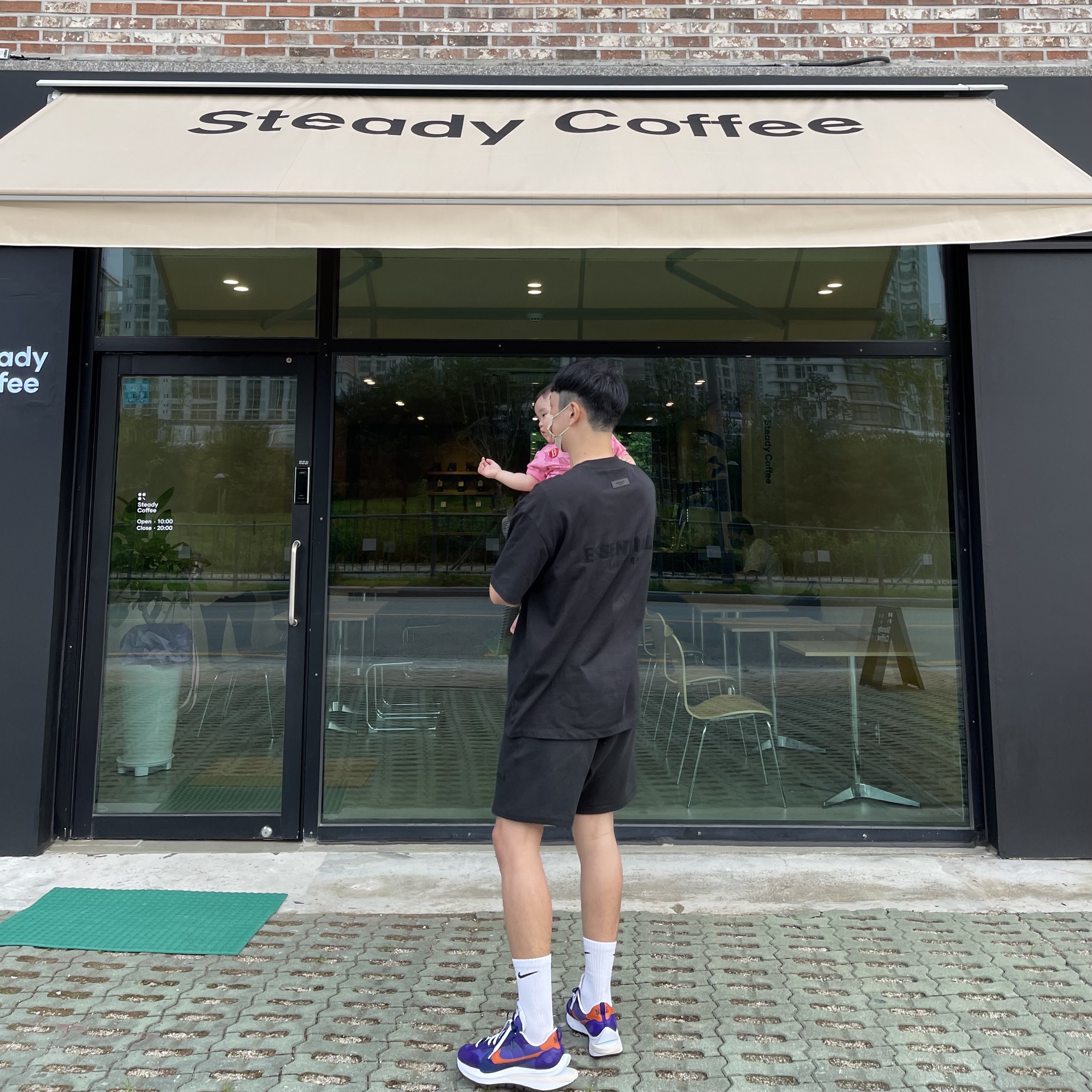 Essentials The Core Collection T-Shirt Stretch Limo, Essentials The Core Collection Sweatshorts Stretch Limo 착용 스타일