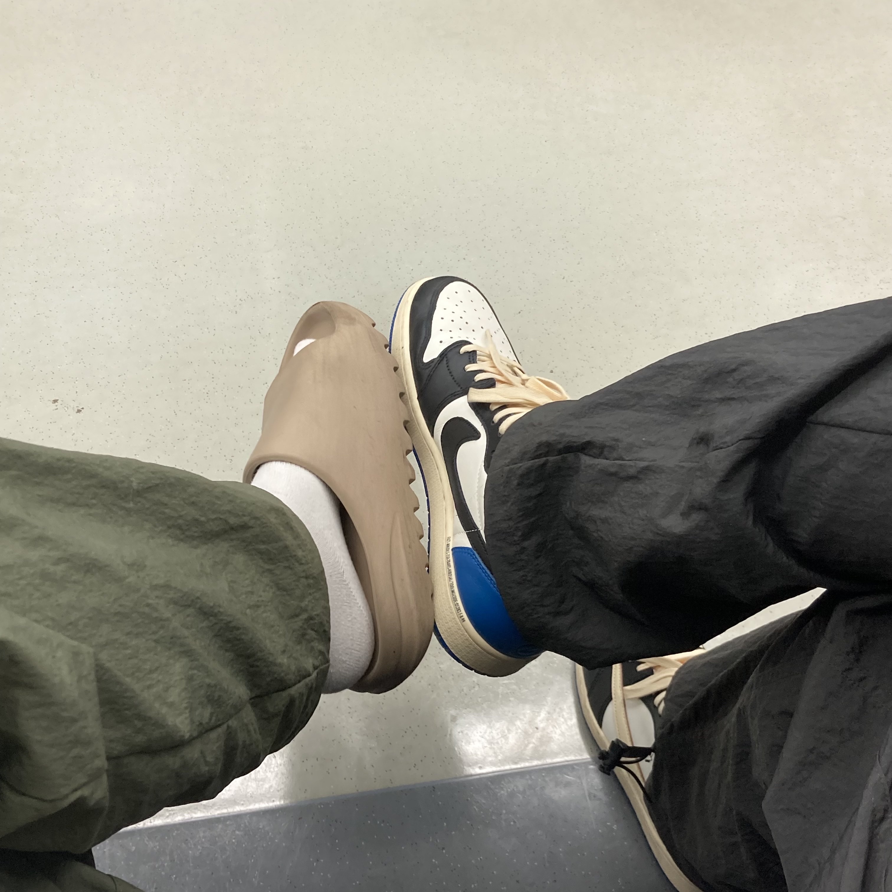 Jordan 1 x Travis Scott x Fragment Retro Low OG SP Military Blue, Adidas Yeezy Slide Pure 착용 스타일