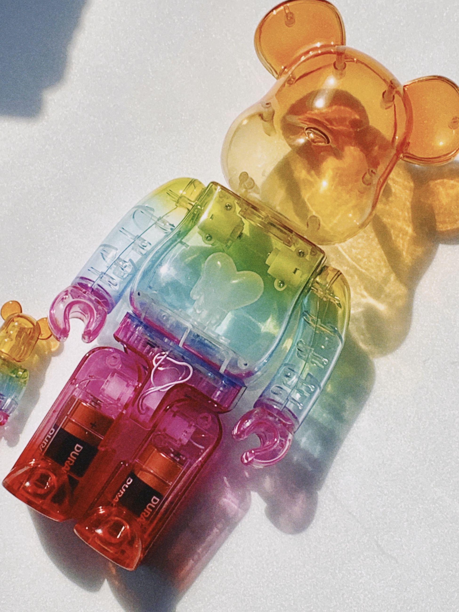 Bearbrick x Emotionally Unavailable Gradient Heart Multi 100% & 400% Set 착용 스타일 - 1