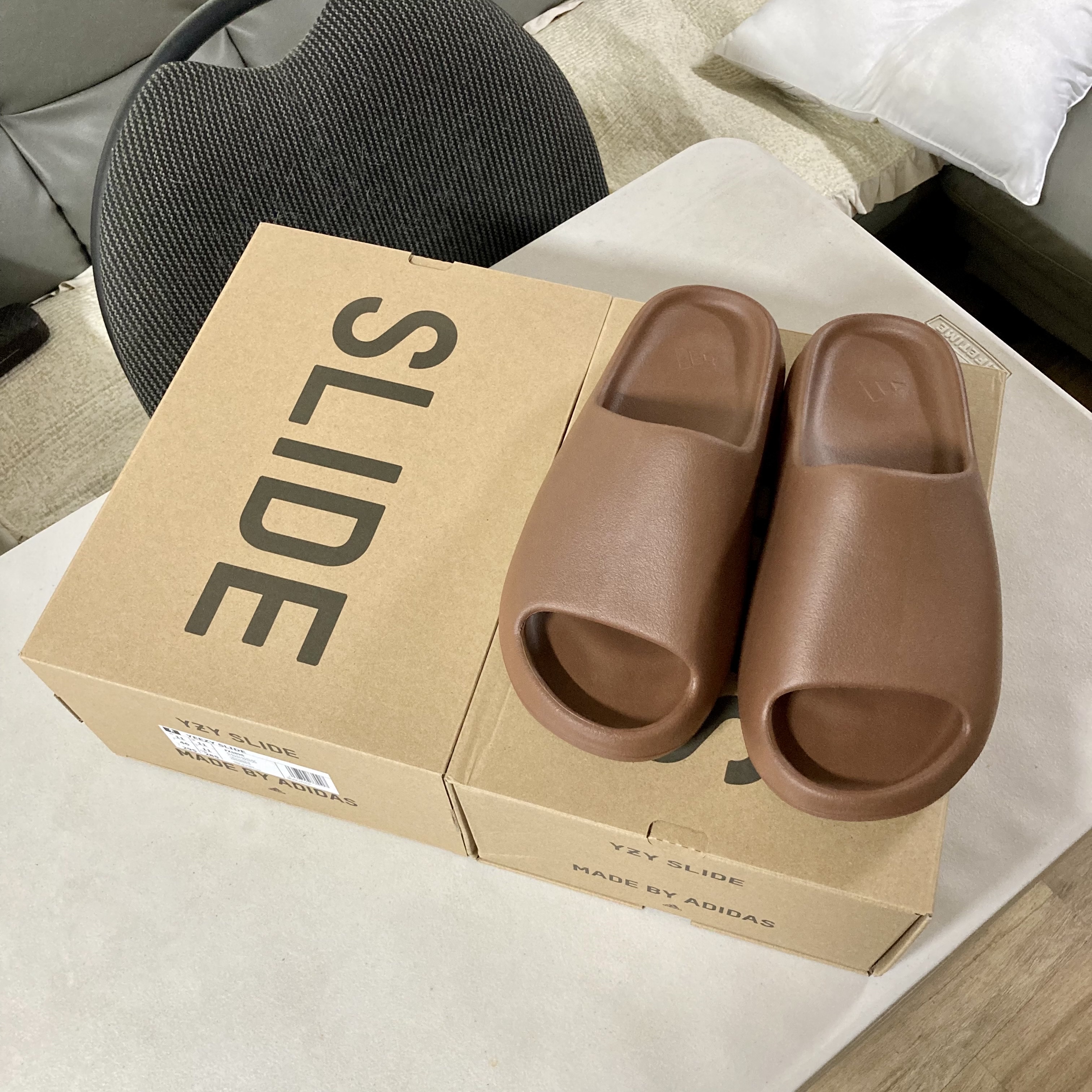 Adidas Yeezy Slide Flax 착용 스타일 - 1