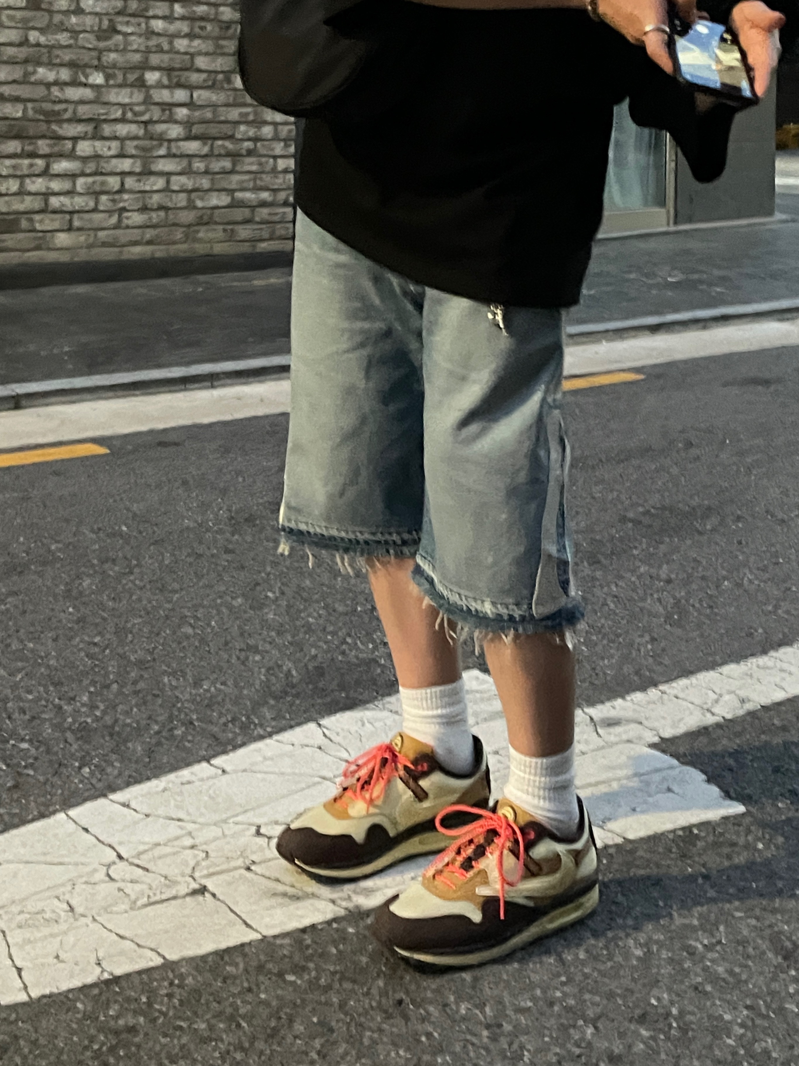 Nike x Travis Scott Air Max 1 Cact.us Brown 착용 스타일 - 4