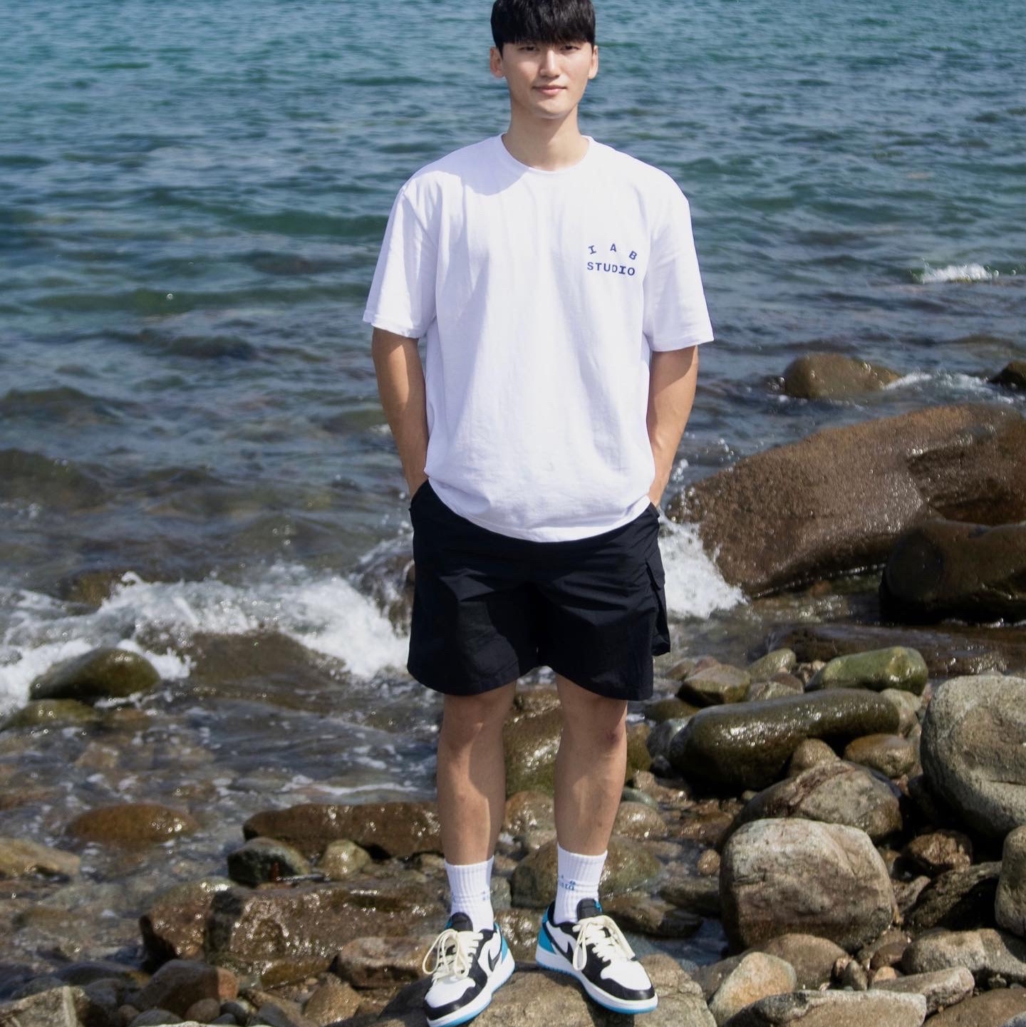 IAB Studio T-Shirt White Navy - 22FW, IAB Studio Socks White Set 착용 스타일 - 2