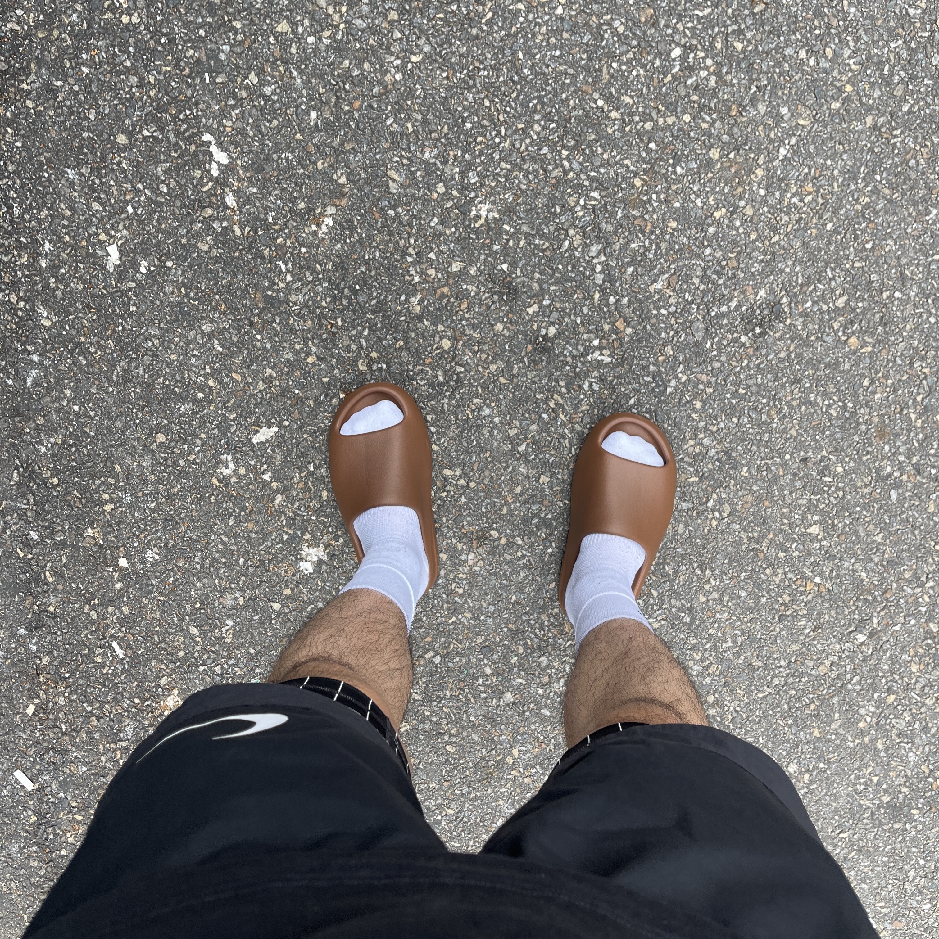 Adidas Yeezy Slide Flax, Nike x Off-White NRG Shorts Black 착용 스타일
