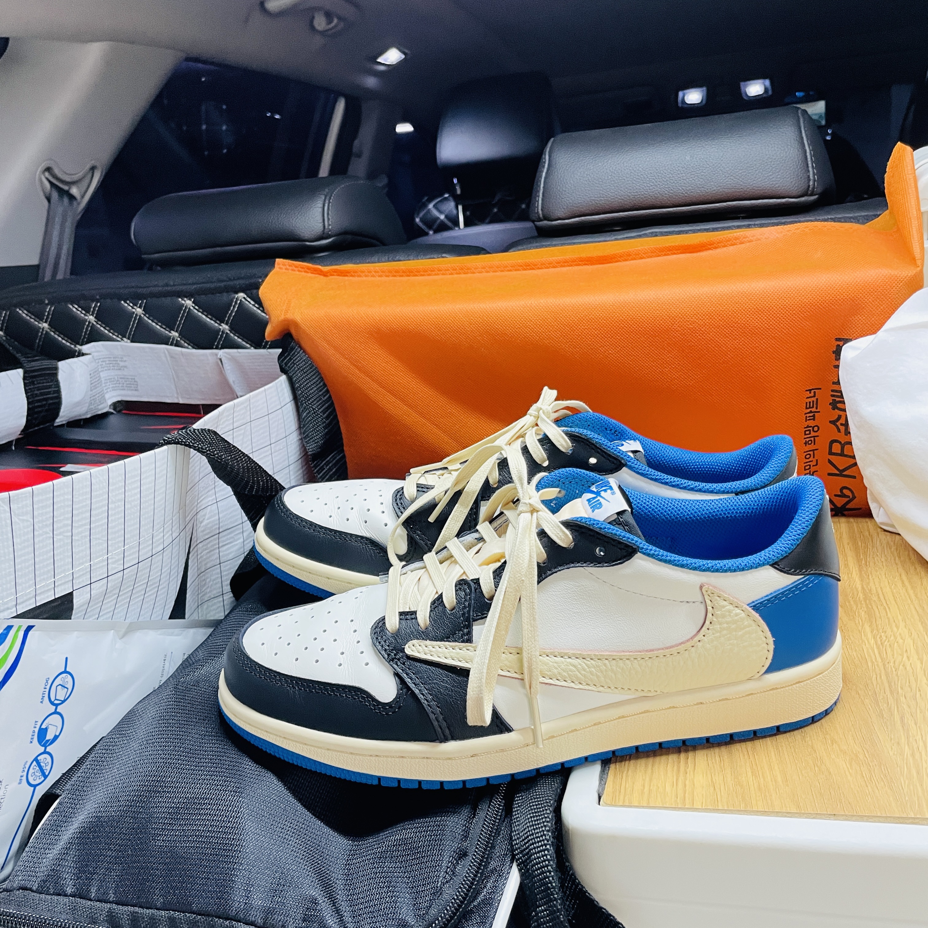 Jordan 1 x Travis Scott x Fragment Retro Low OG SP Military Blue 착용 스타일 - 1